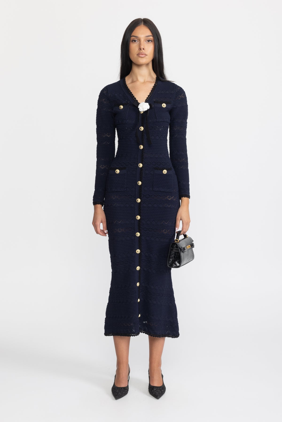Abito midi in maglia con bordi all'uncinetto, bottoni e spilla a fiore - Navy