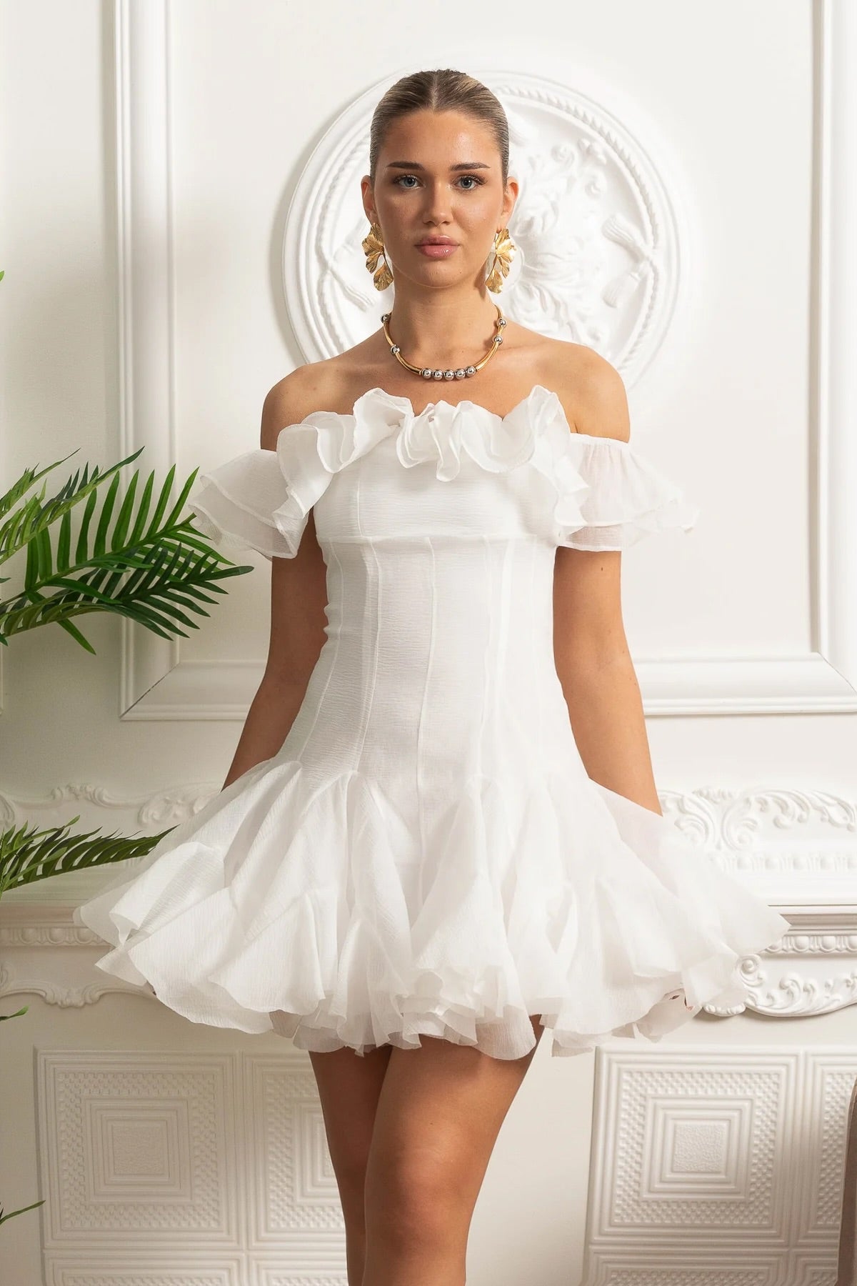 Abito mini con spalle scoperte e bordo in organza arricciata - Bianco