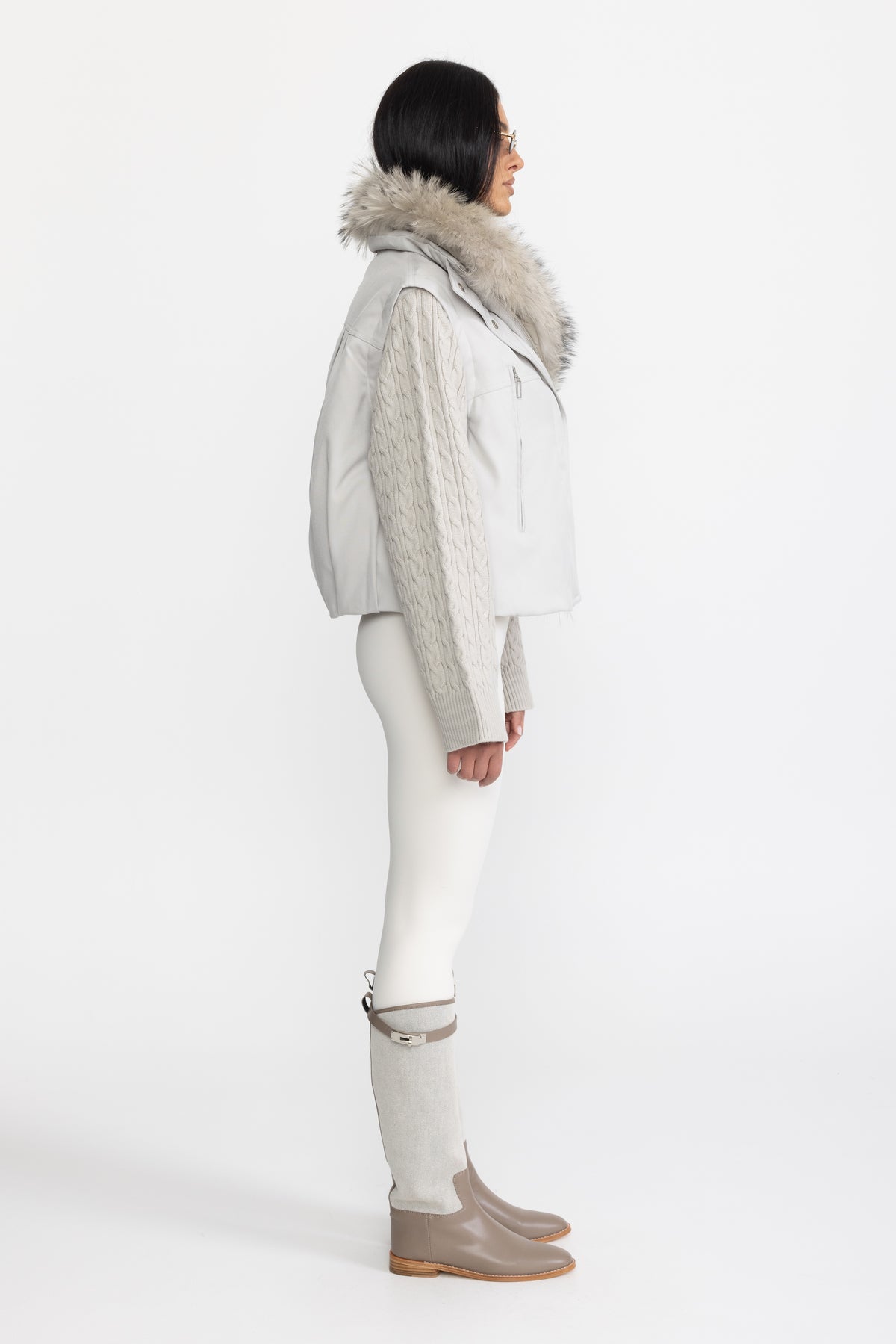 Piumino cropped con maniche in maglia a trecce e collo in pelliccia di procione - grigio chiaro