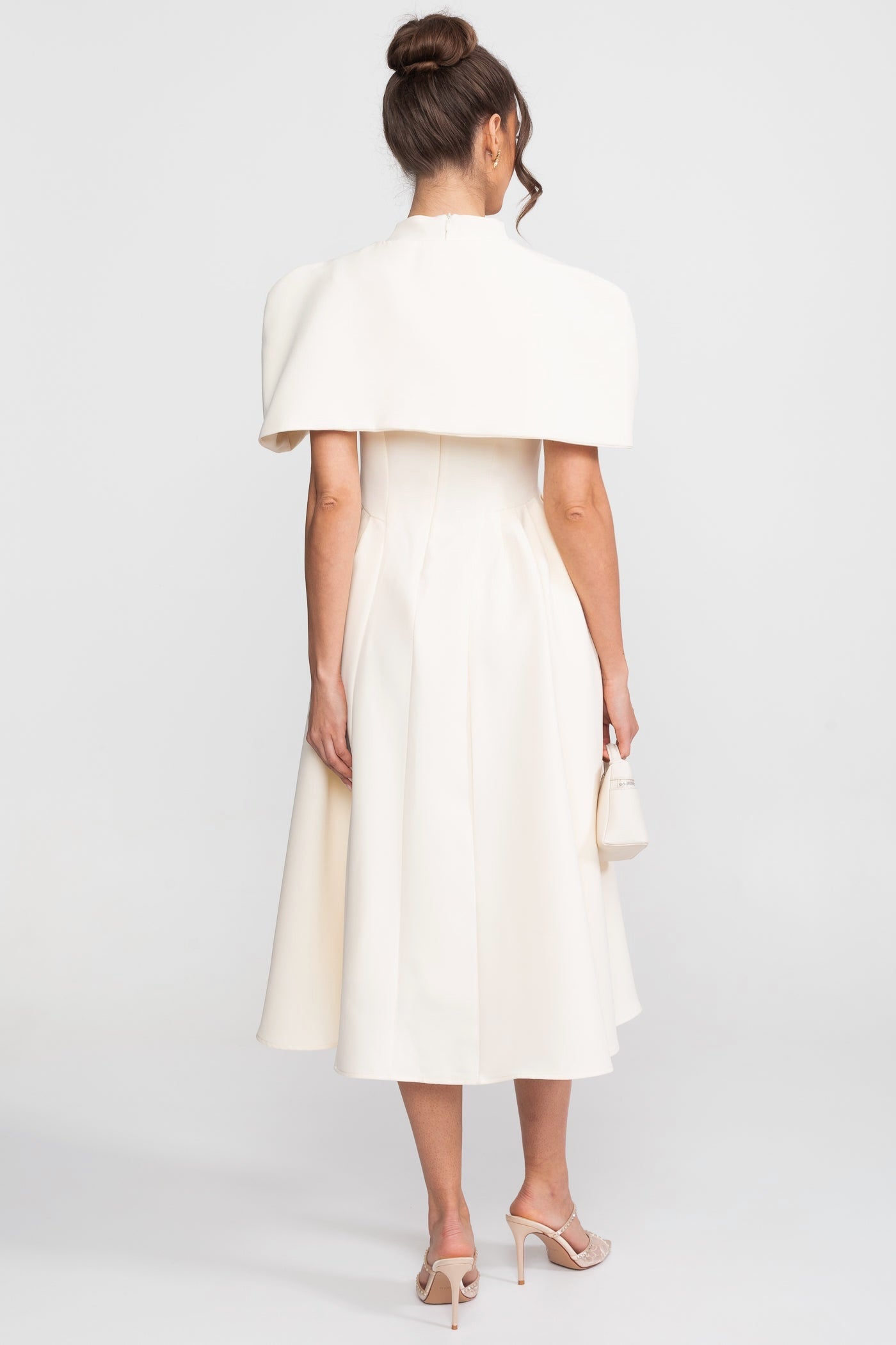Abito midi a trapezio con spalle strutturate a mantella - Cream