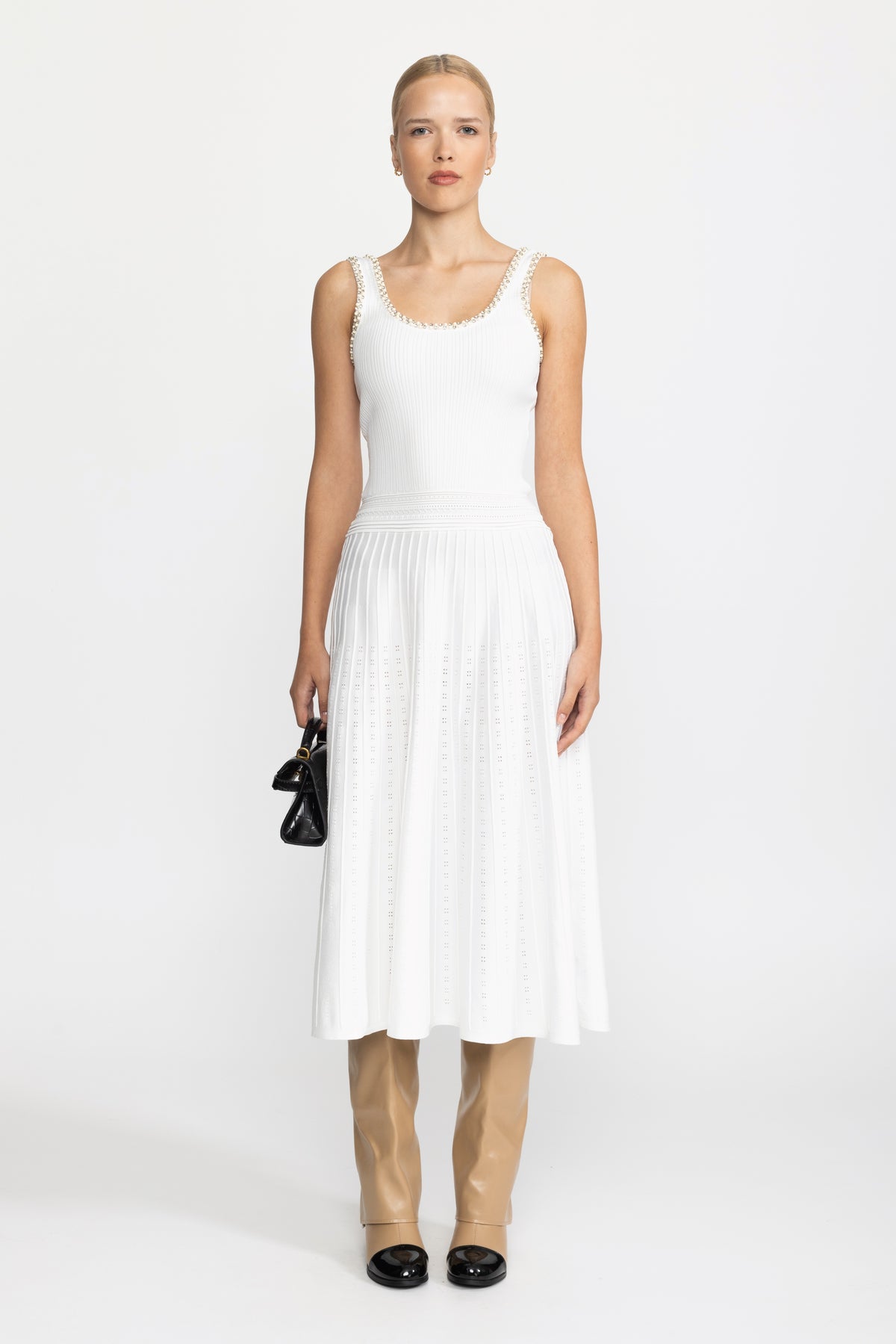 Set con abito midi in maglia a canotta con profili di perle e bolero - Bianco
