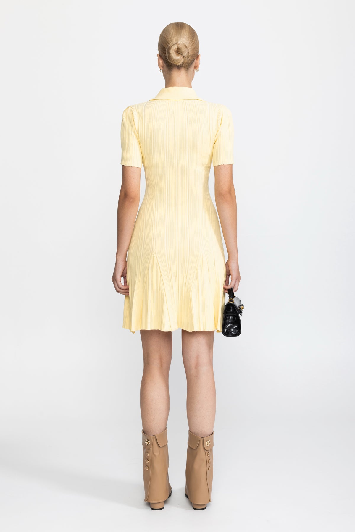 Mini abito in maglia a coste con colletto polo e bottoni dorati - Giallo