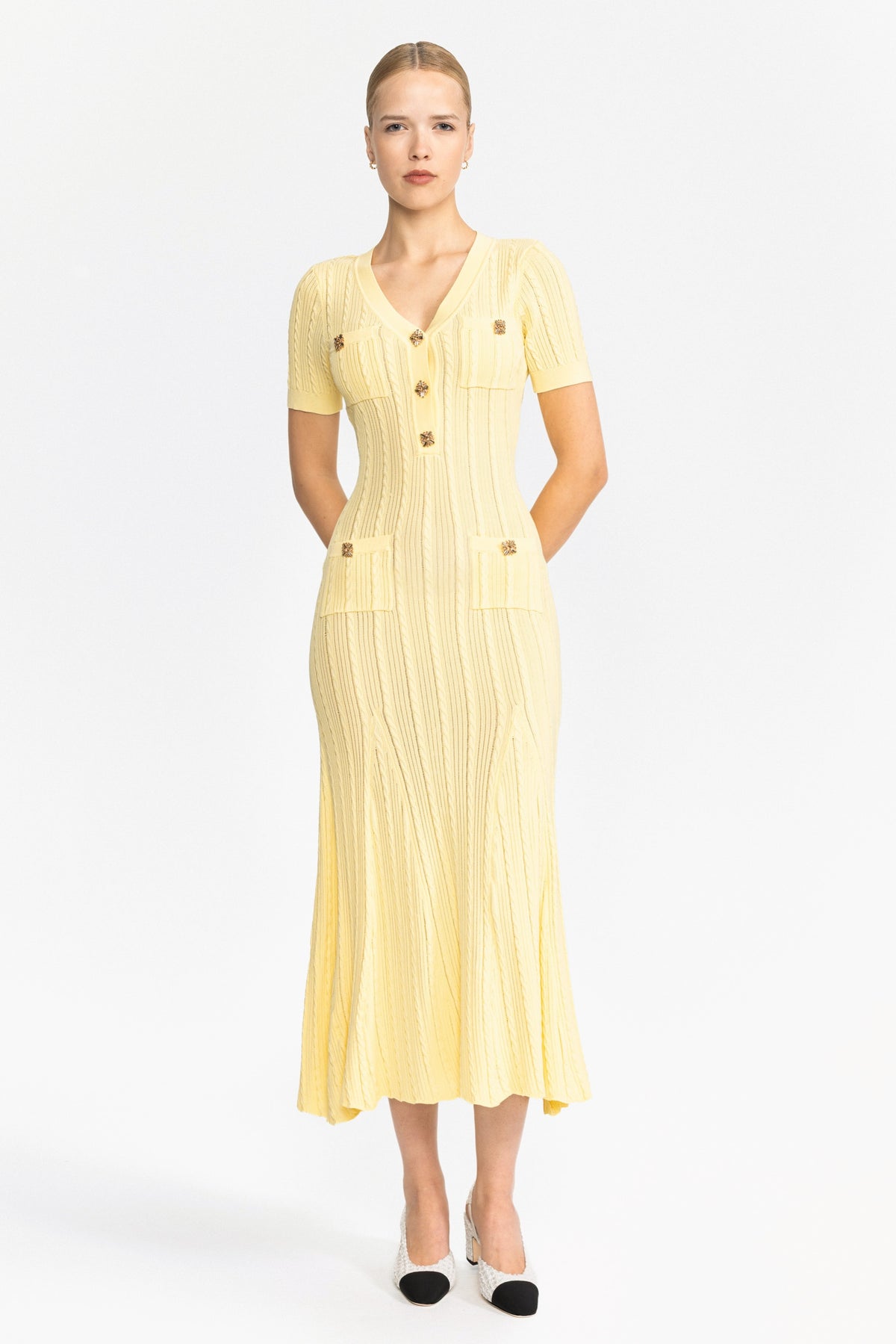 Abito midi in maglia a trecce con bottoni gioiello - Giallo
