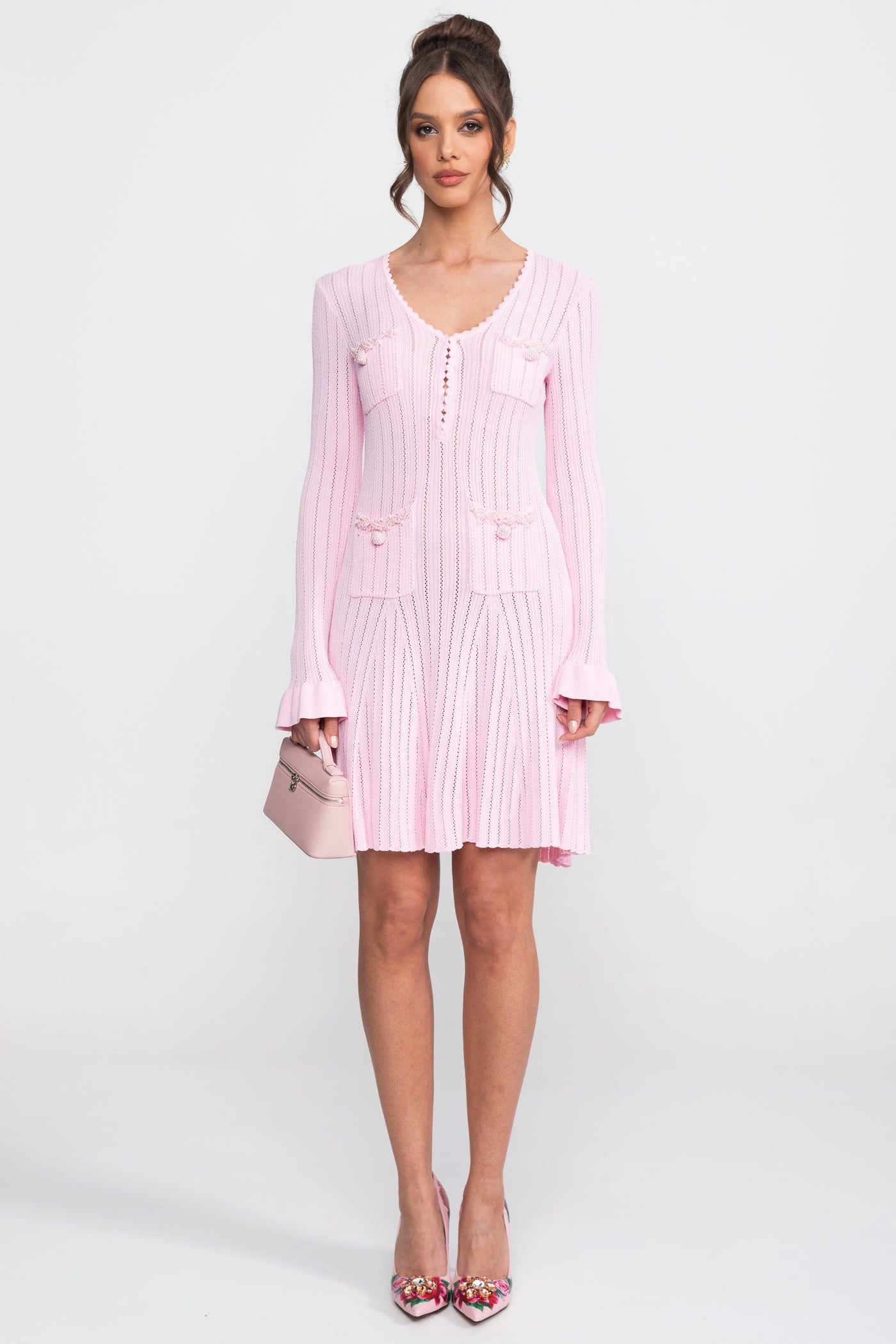 Mini abito in maglia traforata con scollo smerlato e polsini con volant - Rosa