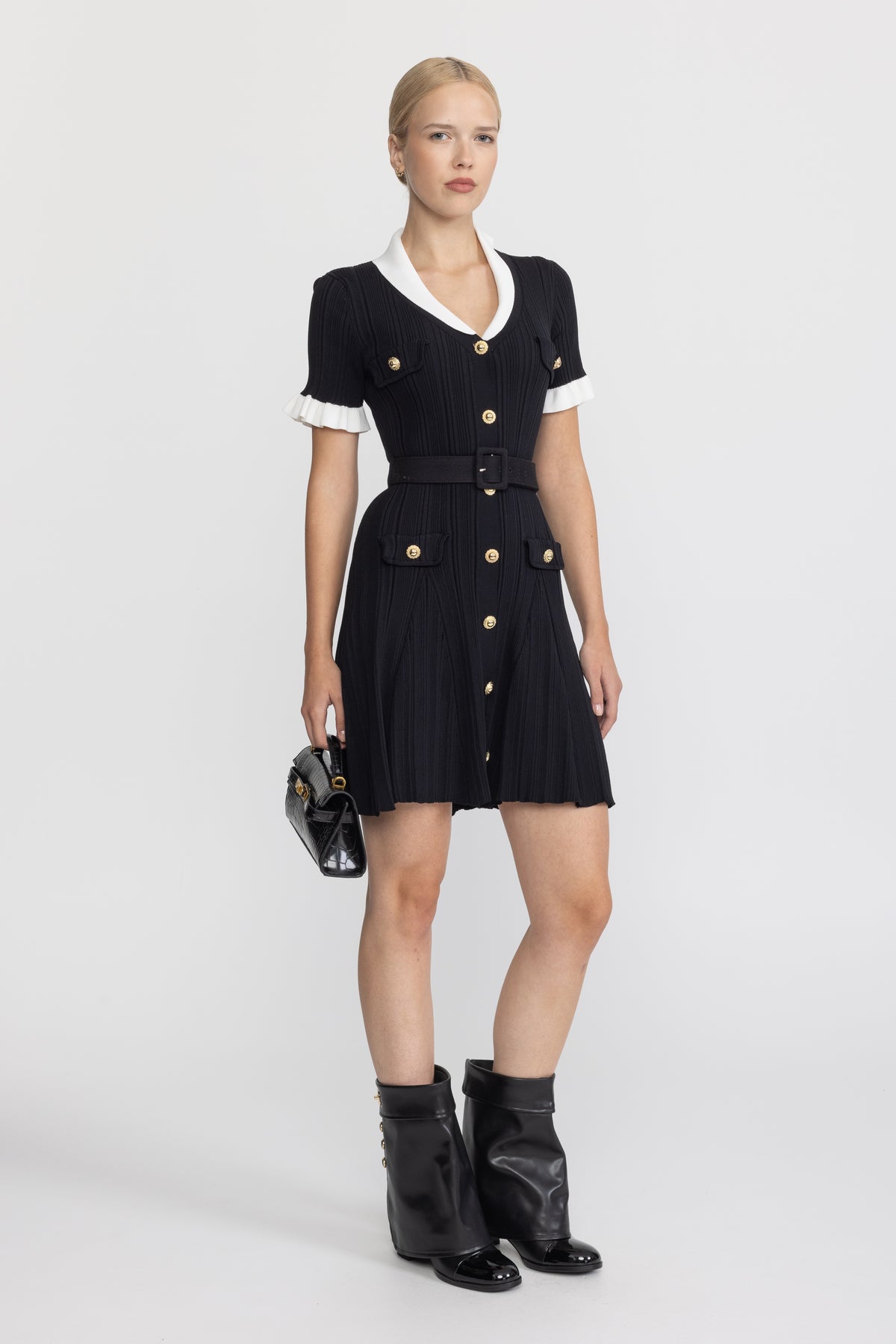 Abito mini in maglia a coste con colletto a contrasto e cintura - Nero