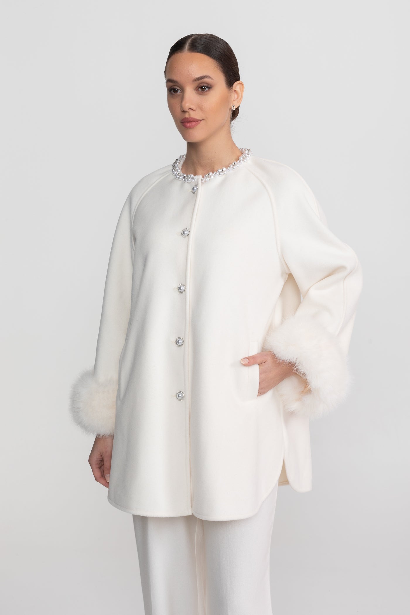 Cappotto Longline con Scollo Decorato da Perle e Polsini in Pelliccia - Bianco