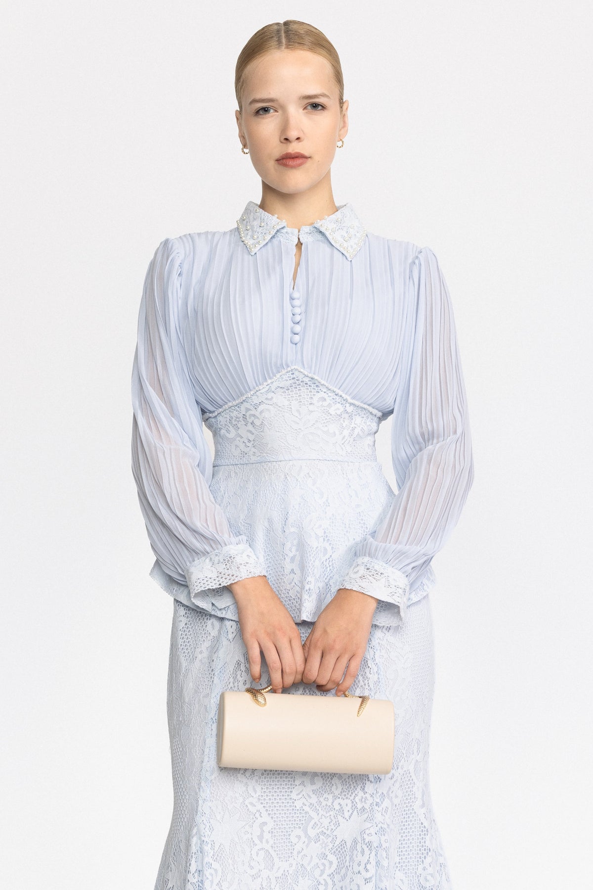 Completo con blusa peplum in chiffon plissettato e pizzo e gonna maxi - azzurro chiaro