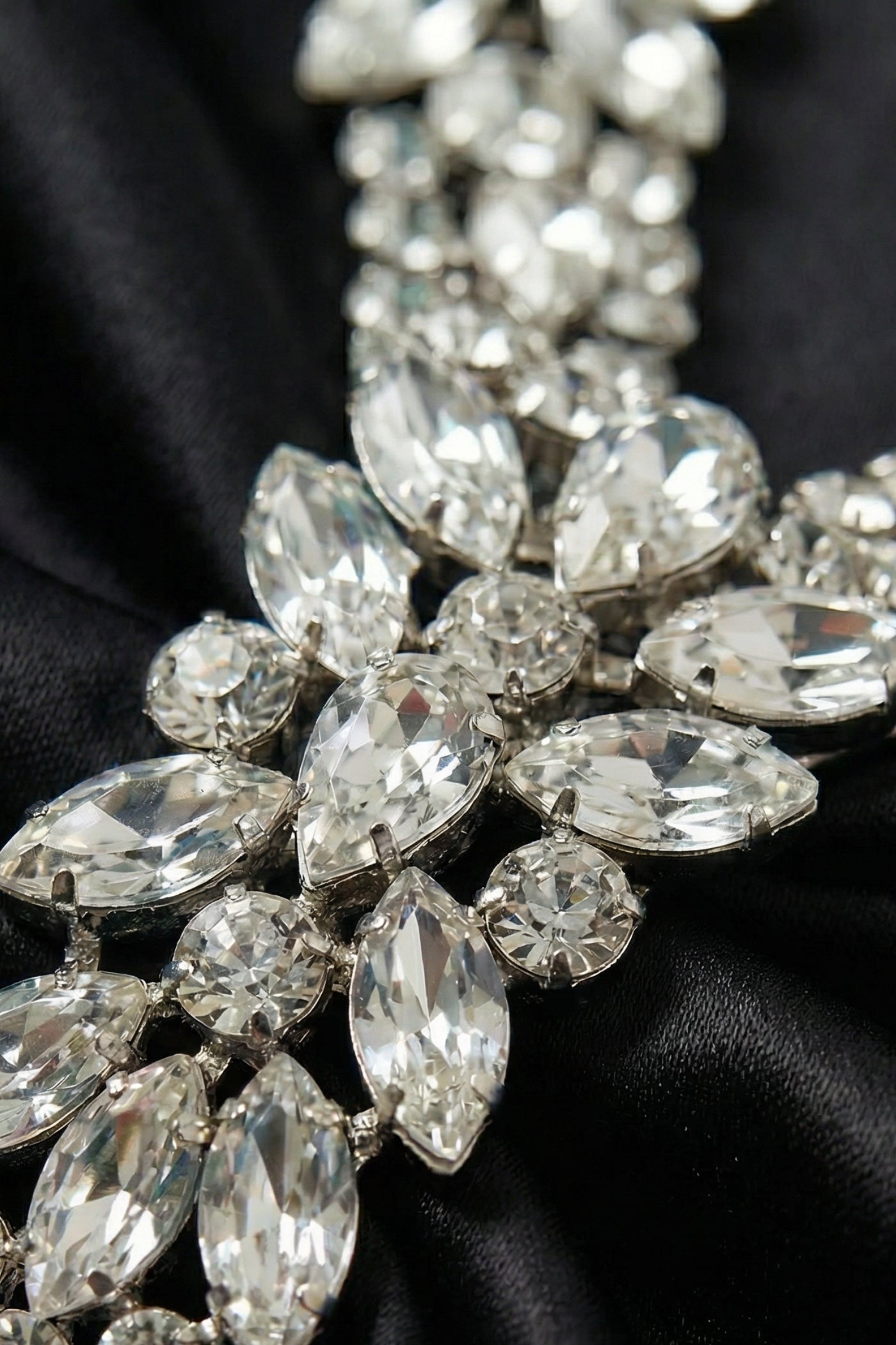 Abito lungo con fiocco decorato e spalline di cristallo – Nero