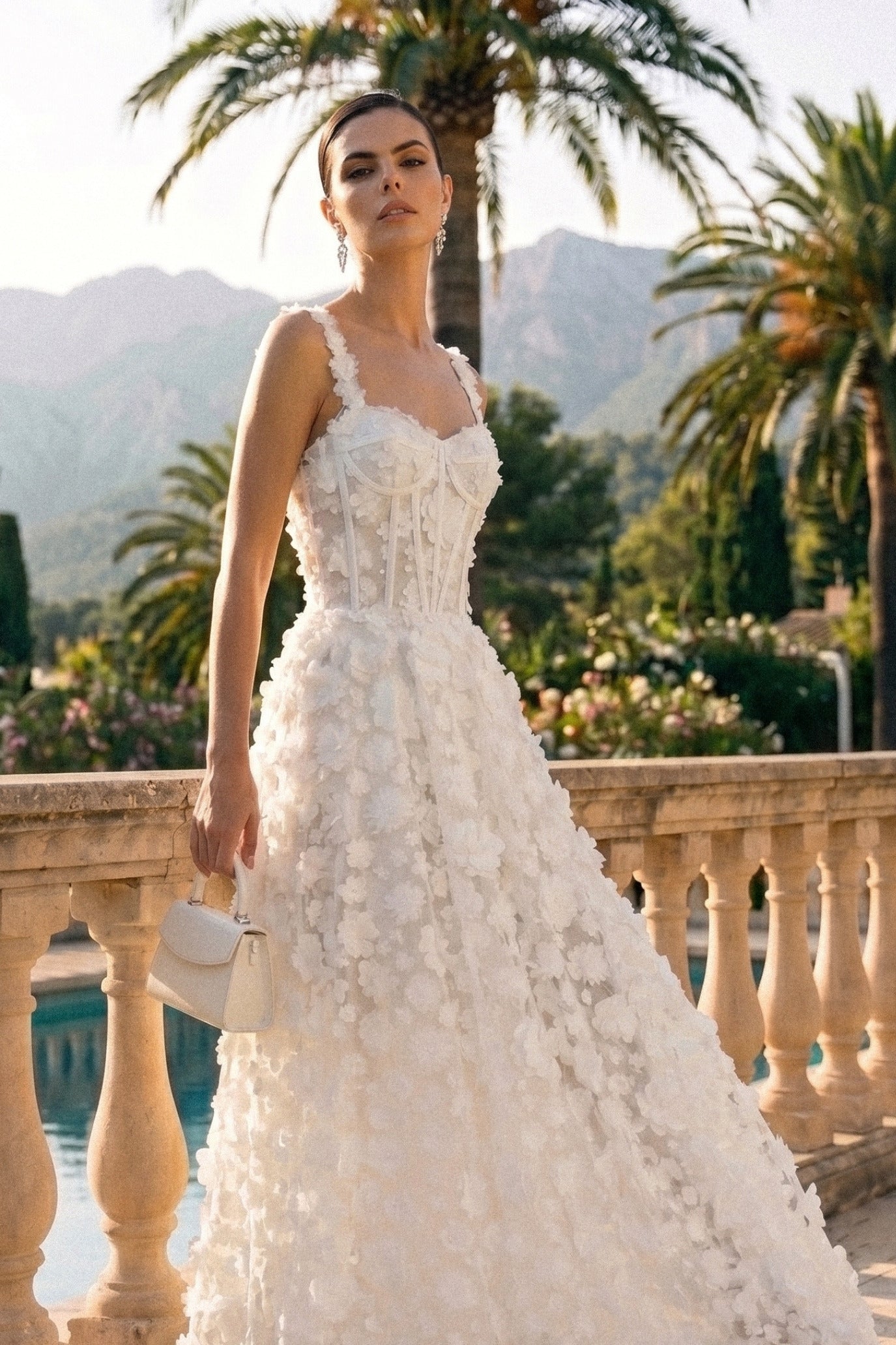 Abito Maxi con Applicazioni Floreali e Corpino Corsetto - Bianco
