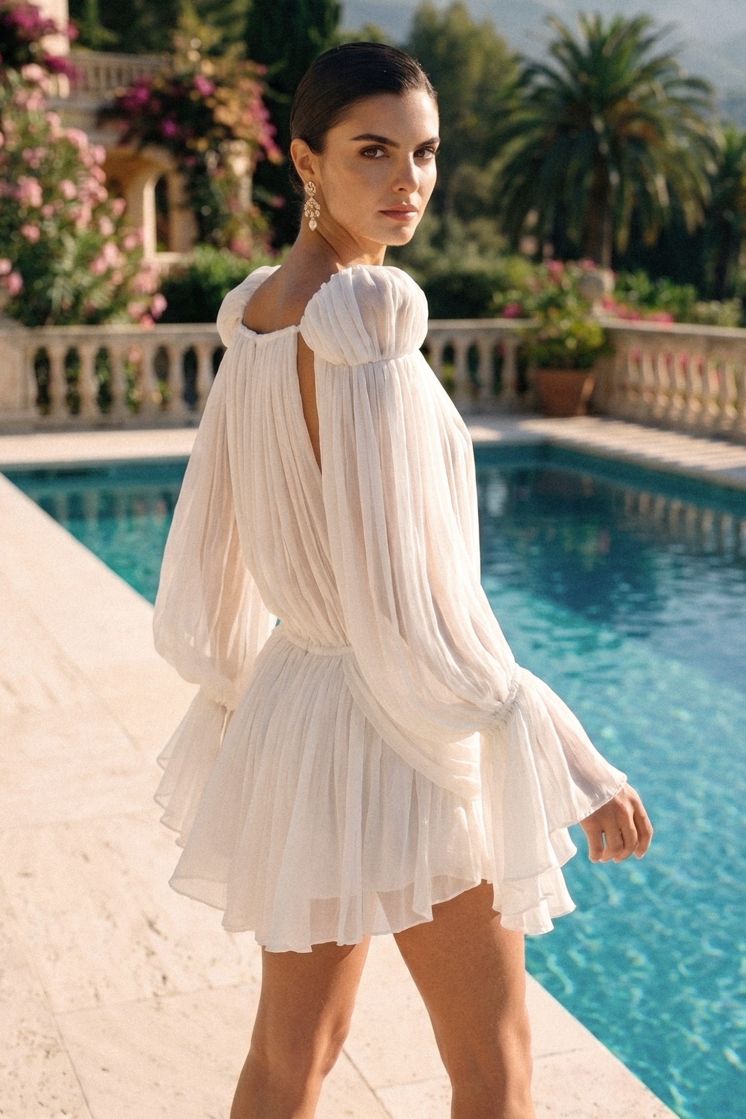 Abito Mini Trasparente Drappeggiato Con Maniche a Mantella E Dettaglio Clip Dorata - Bianco