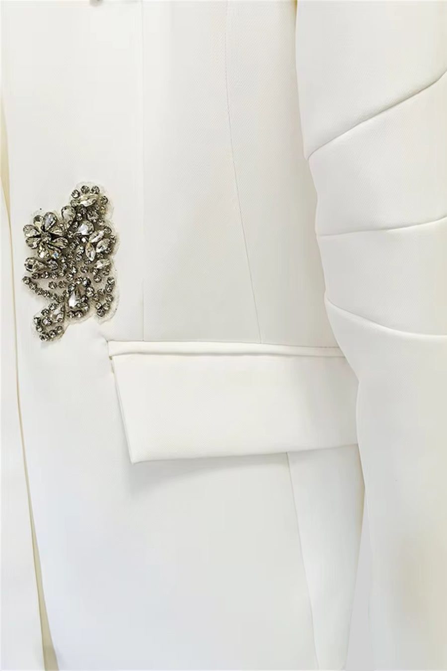 Tailleur pantalone raffinato con decorazioni floreali - Bianco