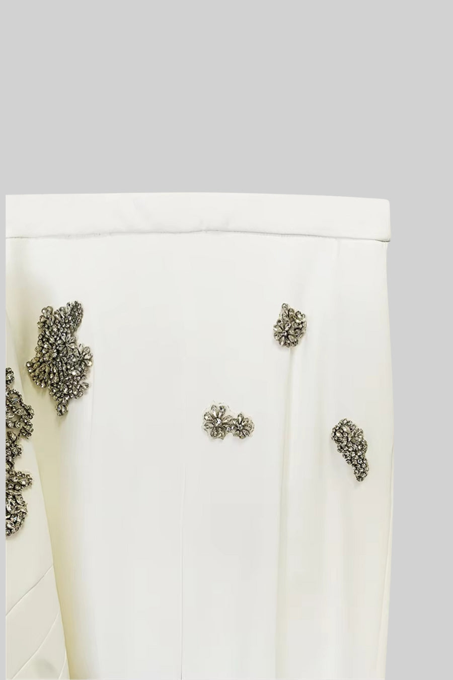 Tailleur pantalone raffinato con decorazioni floreali - Bianco