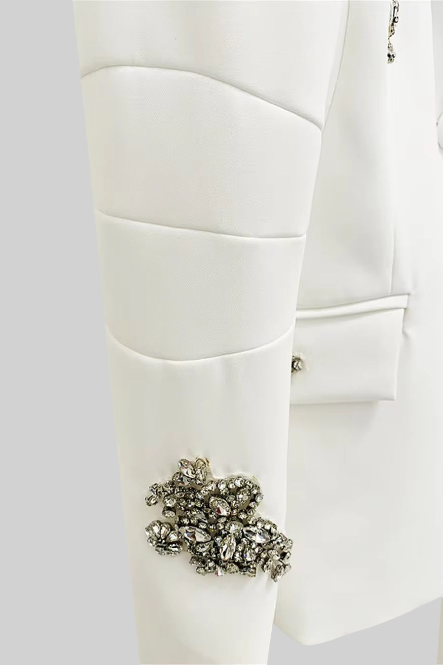Tailleur pantalone raffinato con decorazioni floreali - Bianco