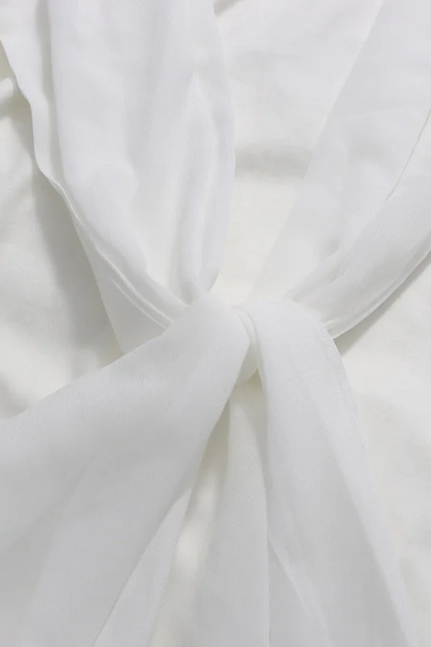 Abito lungo drappeggiato a maniche lunghe con sovrapposizione a mantella e dettaglio nodo sul davanti - Bianco