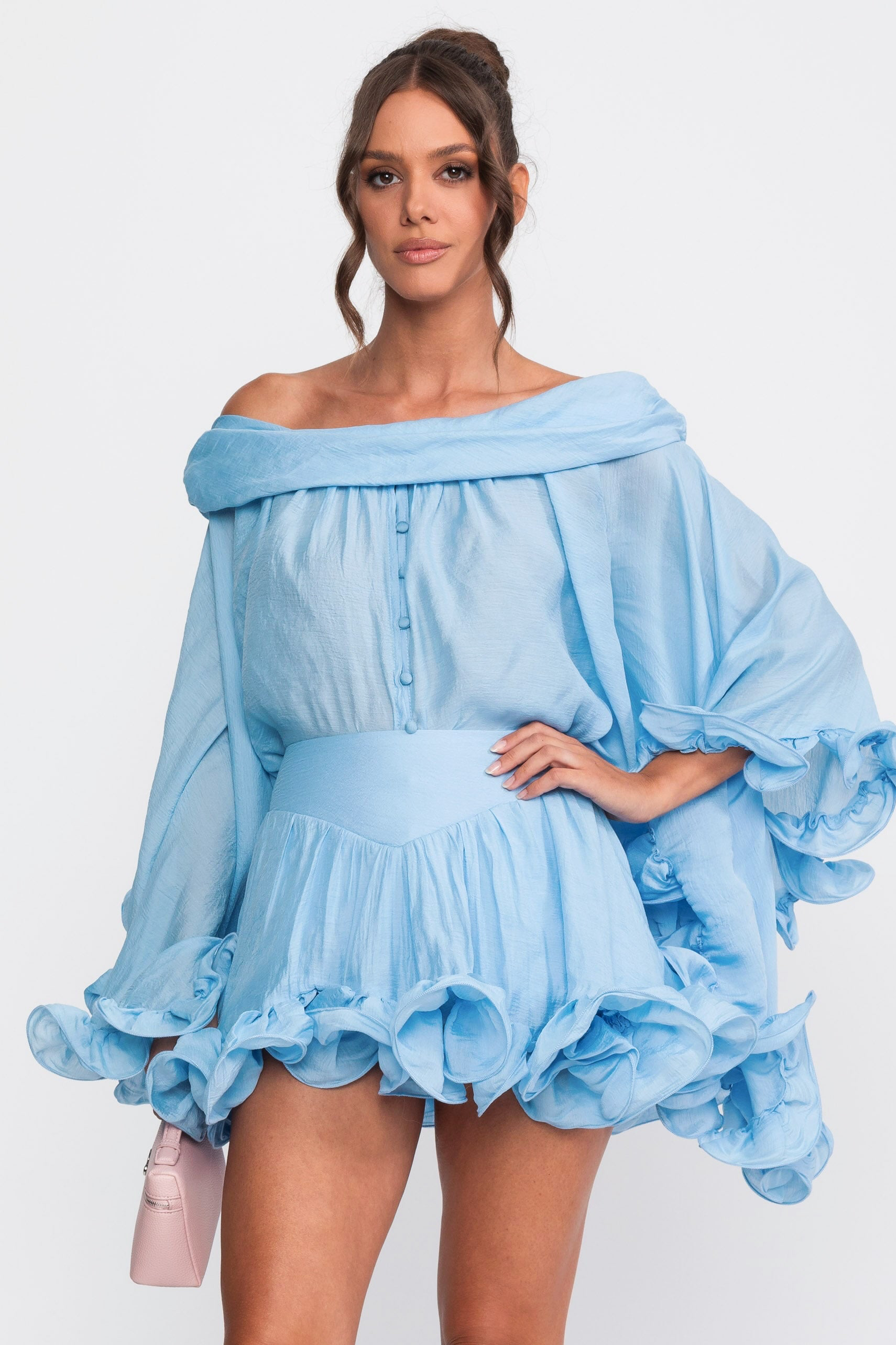 Abito mini con scollo off-shoulder e orlo con volant, con maniche lunghe - Light Blue