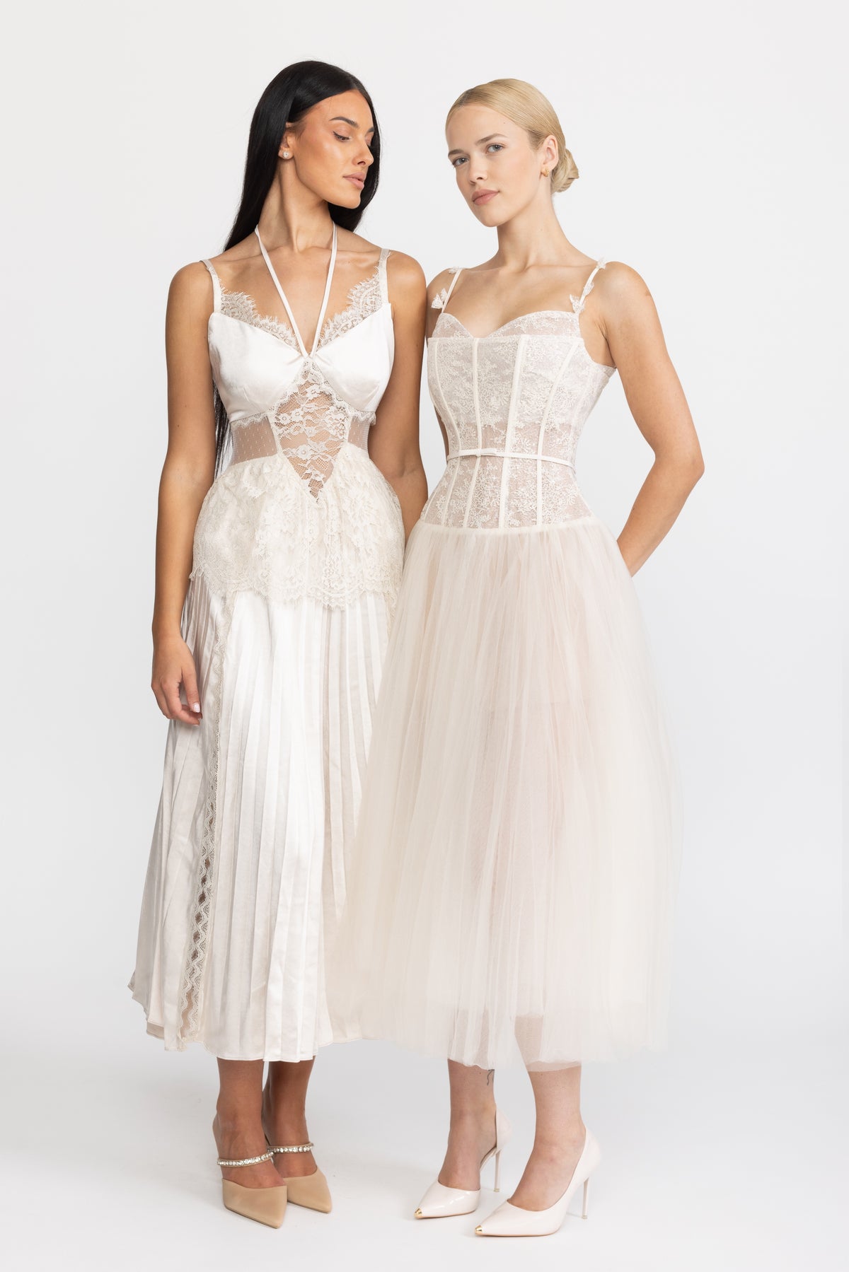 Abito midi plissé in satin con inserto in pizzo e scollo all’americana - Ivoire