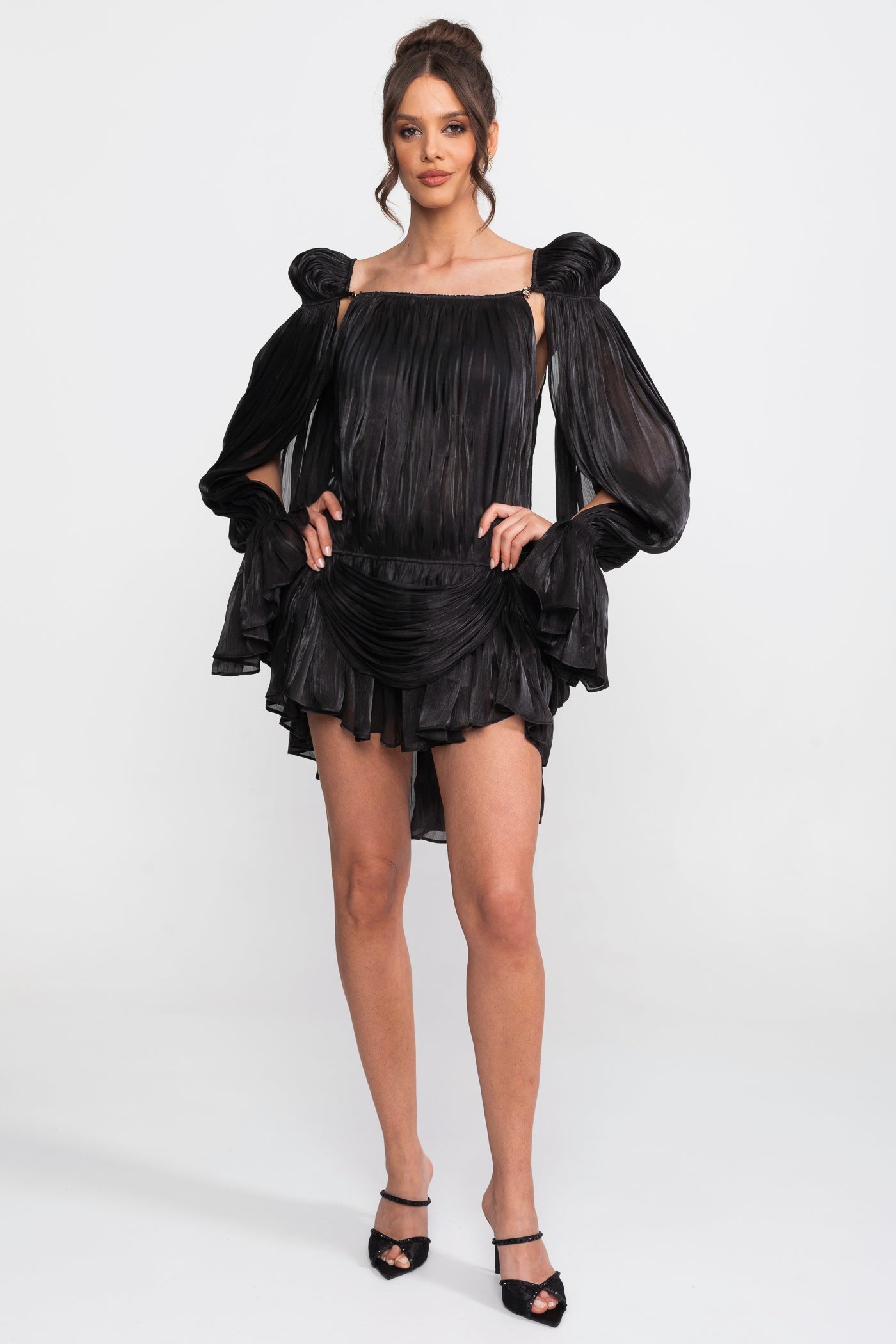Abito Mini Trasparente Drappeggiato con Maniche a Mantella e Dettaglio con Clip Dorata - Nero