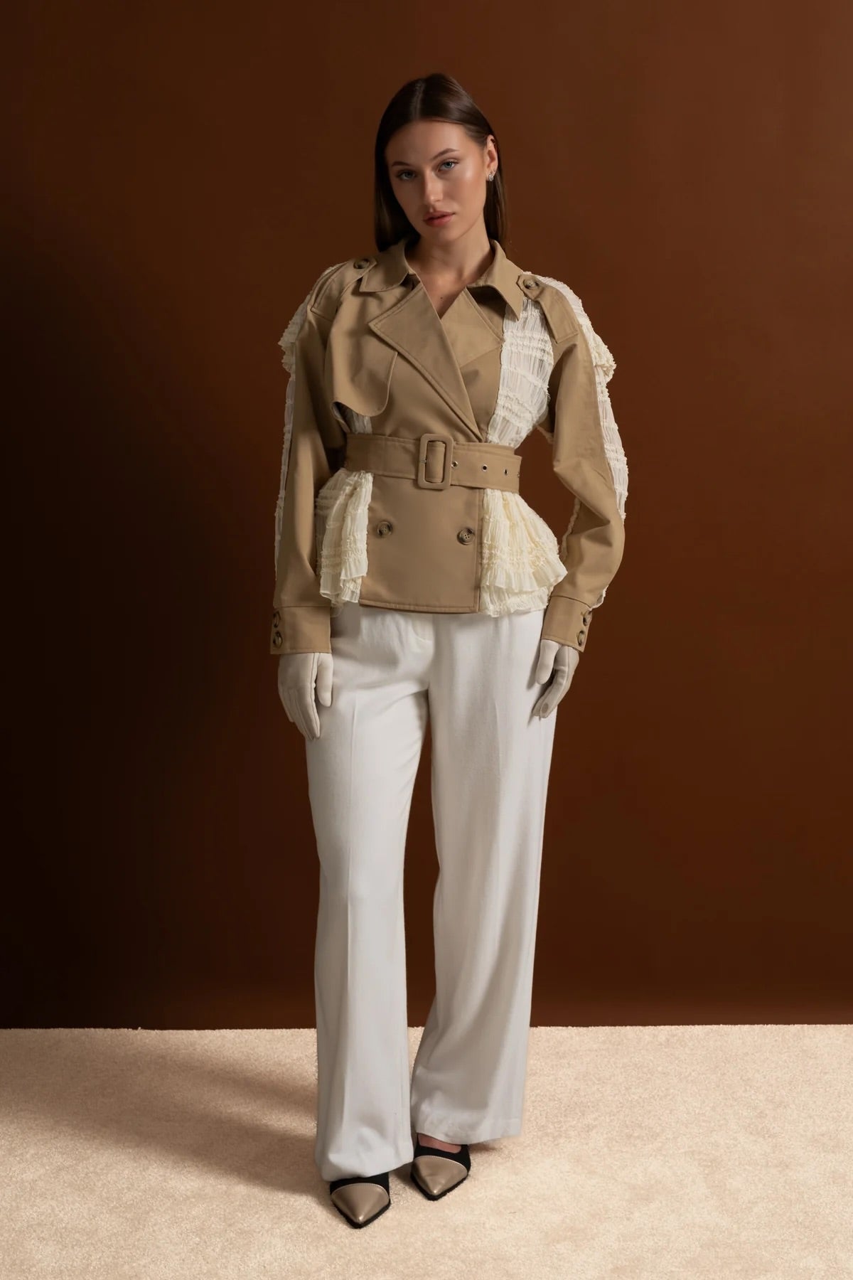 Giacca trench con pannello in pizzo e cintura – Beige