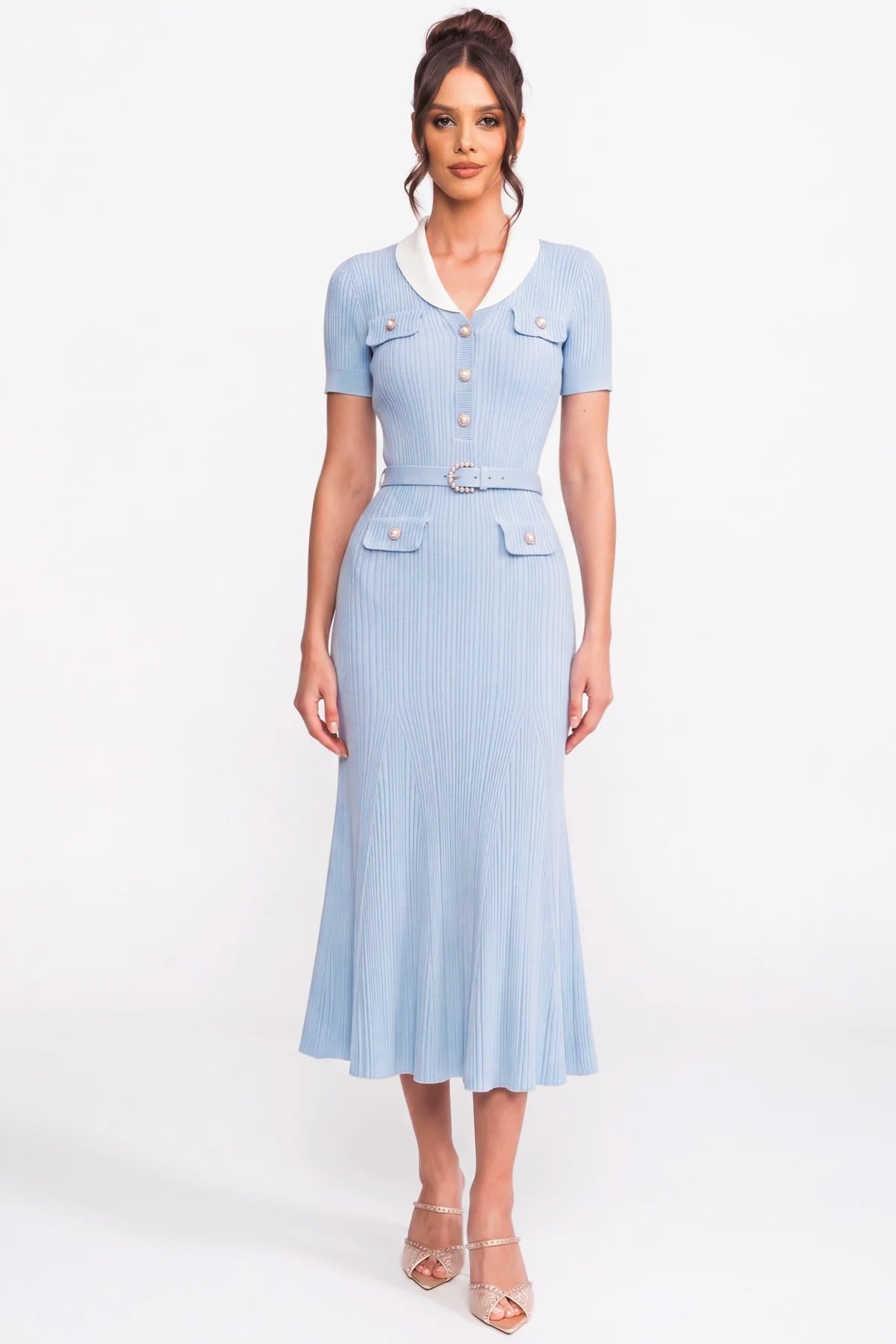 Abito midi in maglia a coste con colletto bianco e cintura di perle - light blue