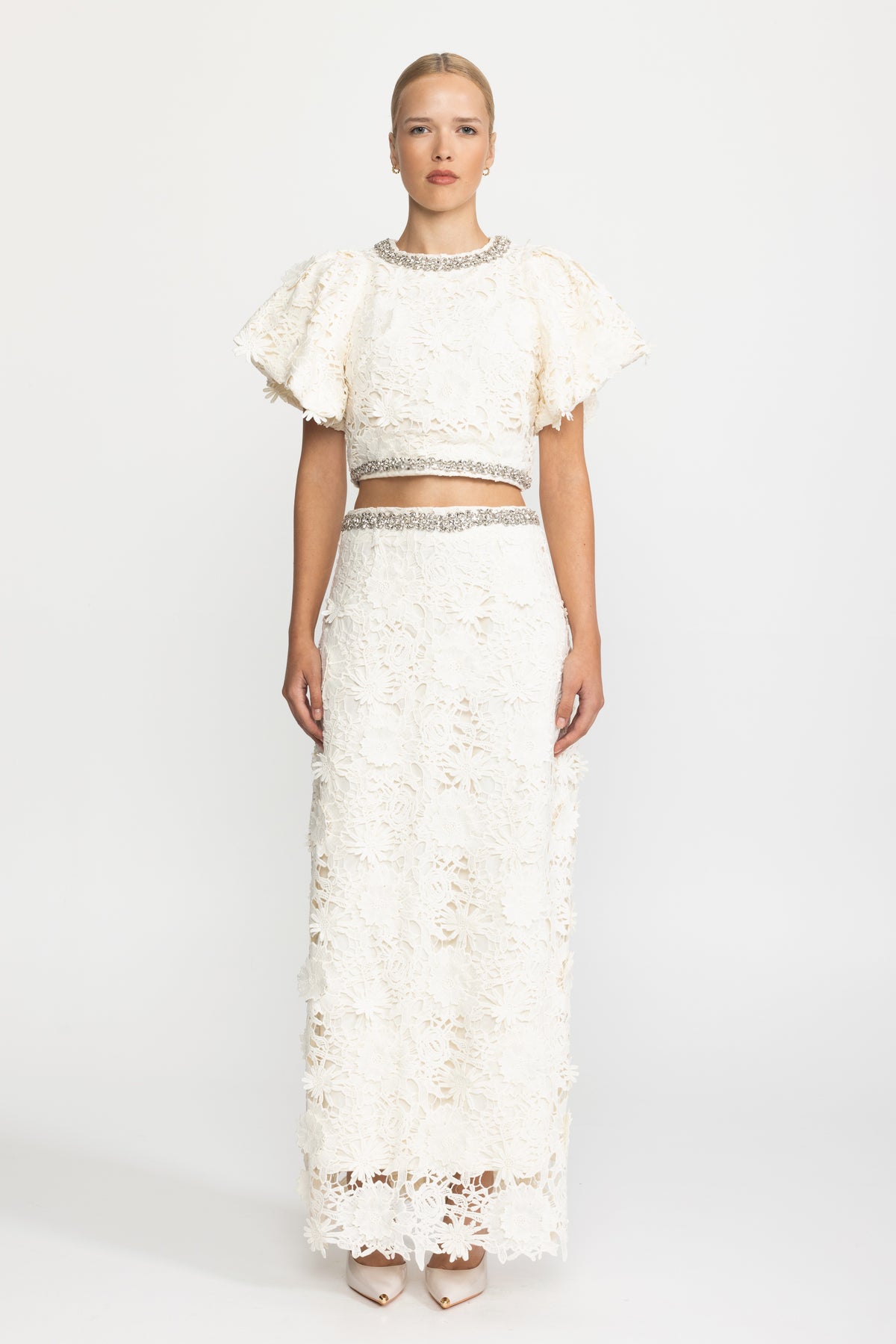 Set coordinato con crop top e gonna lunga in pizzo guipure con finiture di cristalli - Ivoire