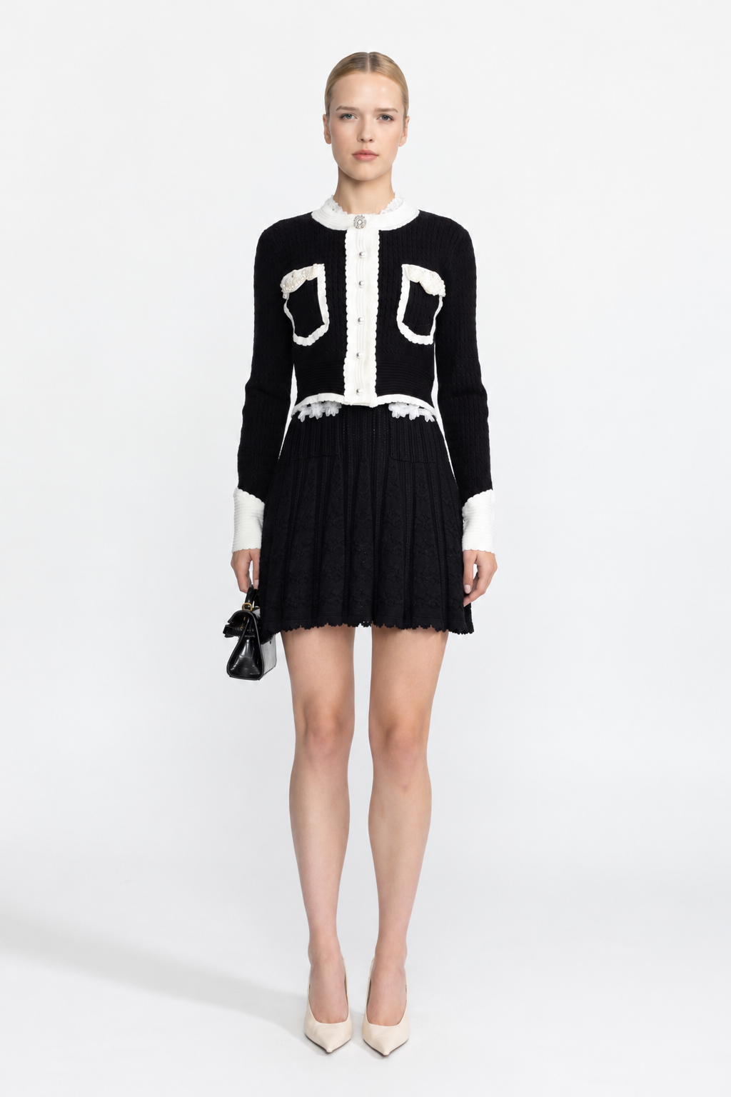 Cardigan cropped in maglia a trecce con profili a contrasto e perle applicate - Nero