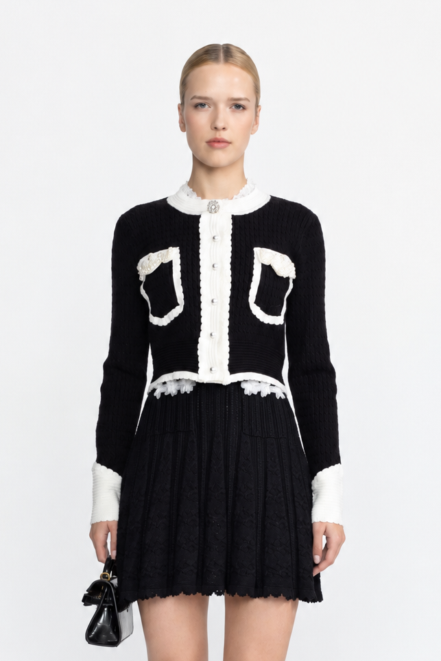 Cardigan cropped in maglia a trecce con profili a contrasto e perle applicate - Nero