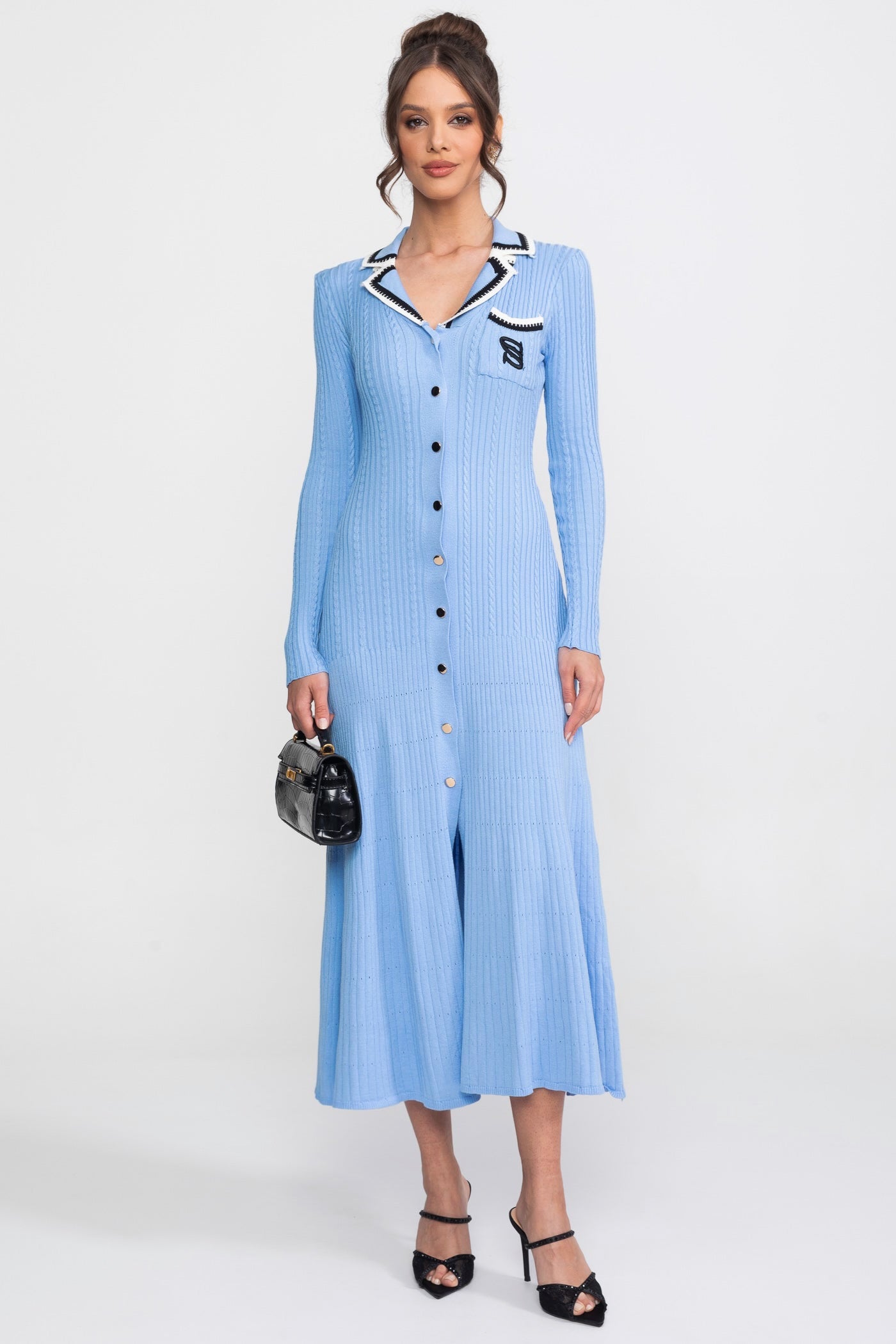 Abito Midi in Maglia a Maniche Lunghe con Colletto Polo e Patch Monogram - Blue