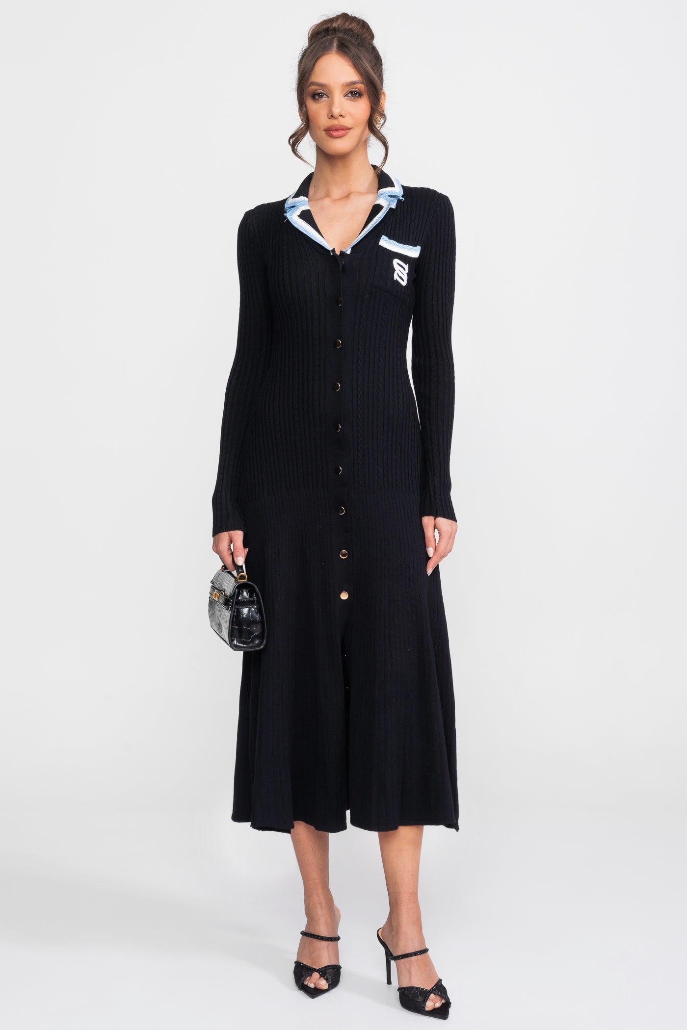 Abito midi in maglia a maniche lunghe con colletto polo e patch con monogramma - Nero