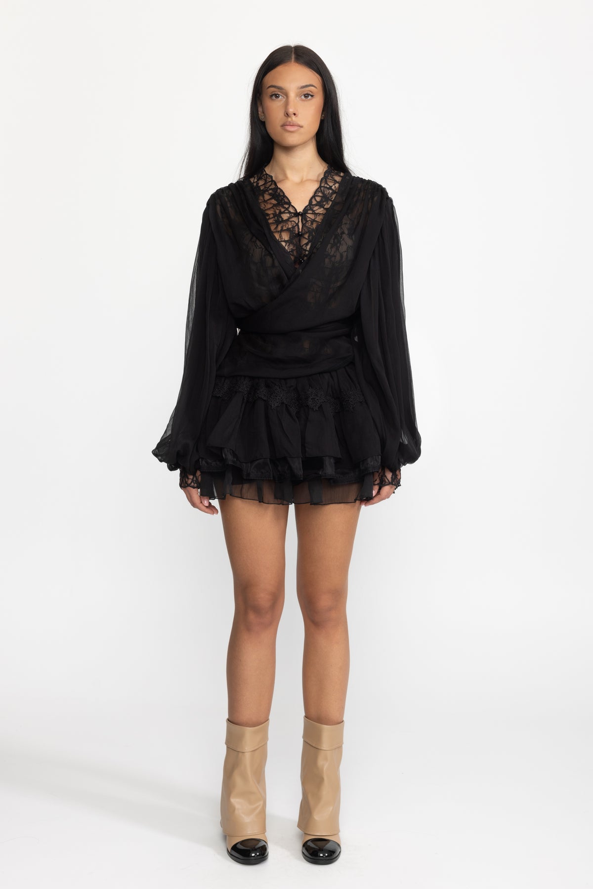 Completo coordinato con blusa a portafoglio in chiffon con inserti in pizzo e minigonna con ruches - Nero