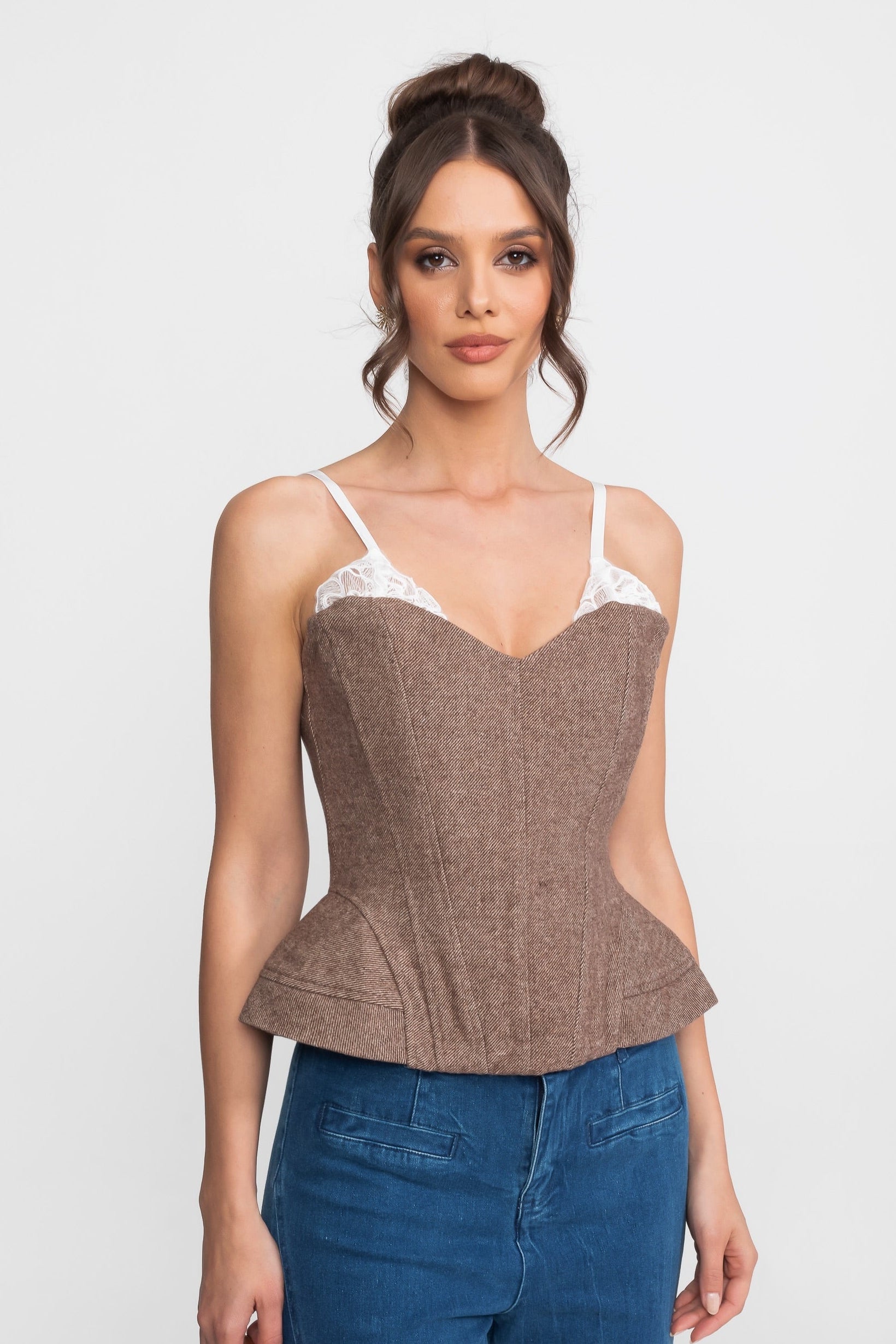 Top corsetto in tweed strutturato con spalline in pizzo e orlo peplum - Marrone
