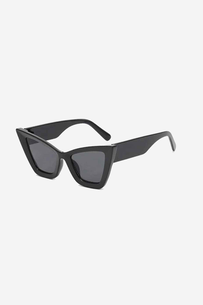 Angular Oversized Cat-Eye Sunglasses with Bold Frame Design – Black