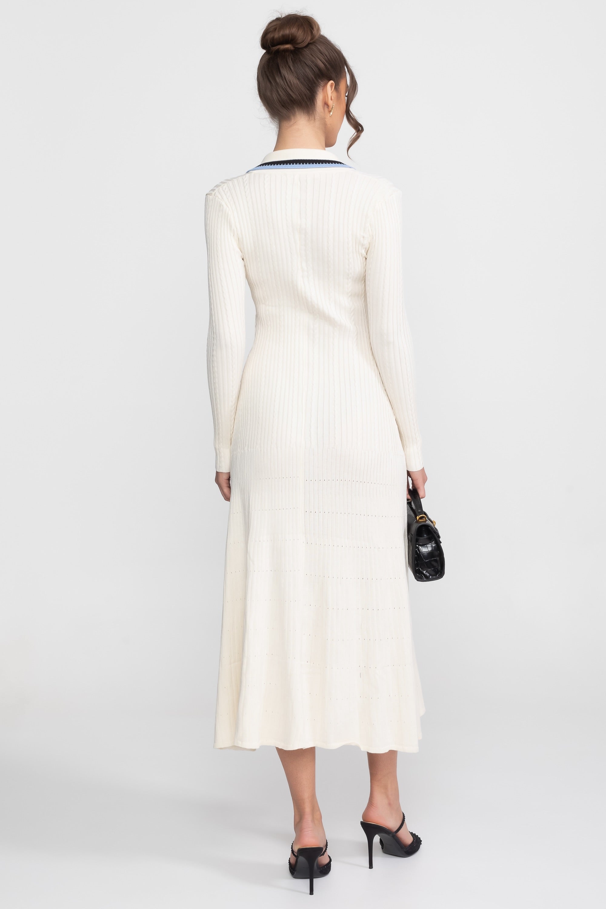 Abito midi in maglia a maniche lunghe con colletto polo e patch con monogramma - Ivoire