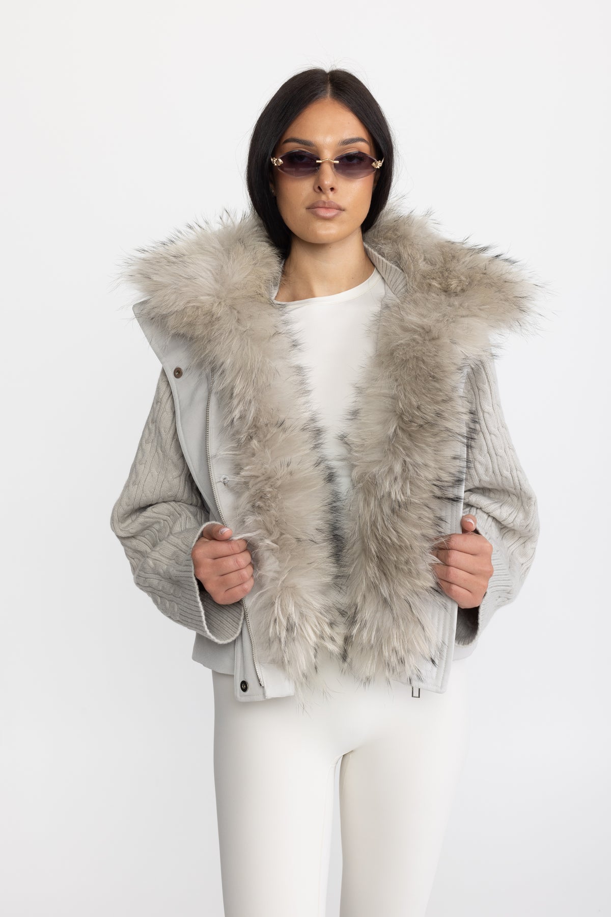 Piumino cropped con maniche in maglia a trecce e collo in pelliccia di procione - grigio chiaro