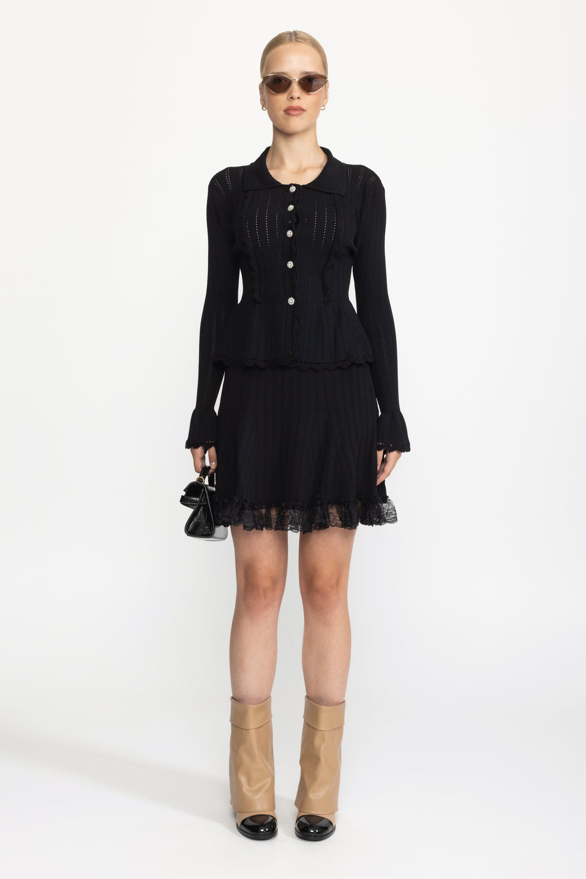 Completo coordinato con cardigan peplo in maglia pointelle e gonna con orlo in pizzo - Nero