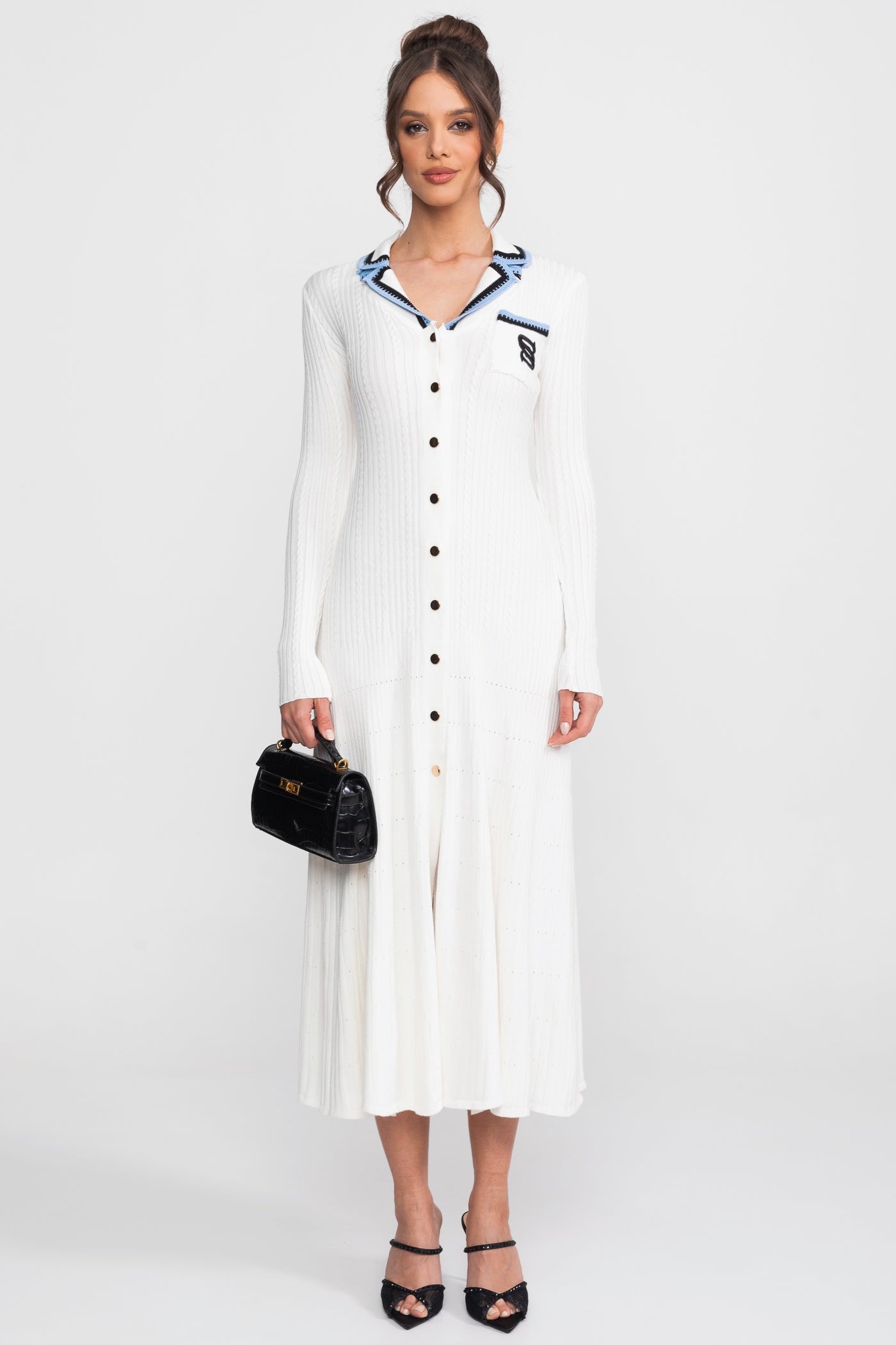 Abito Midi in Maglia a Manica Lunga con Colletto Polo e Patch Monogram - Bianco