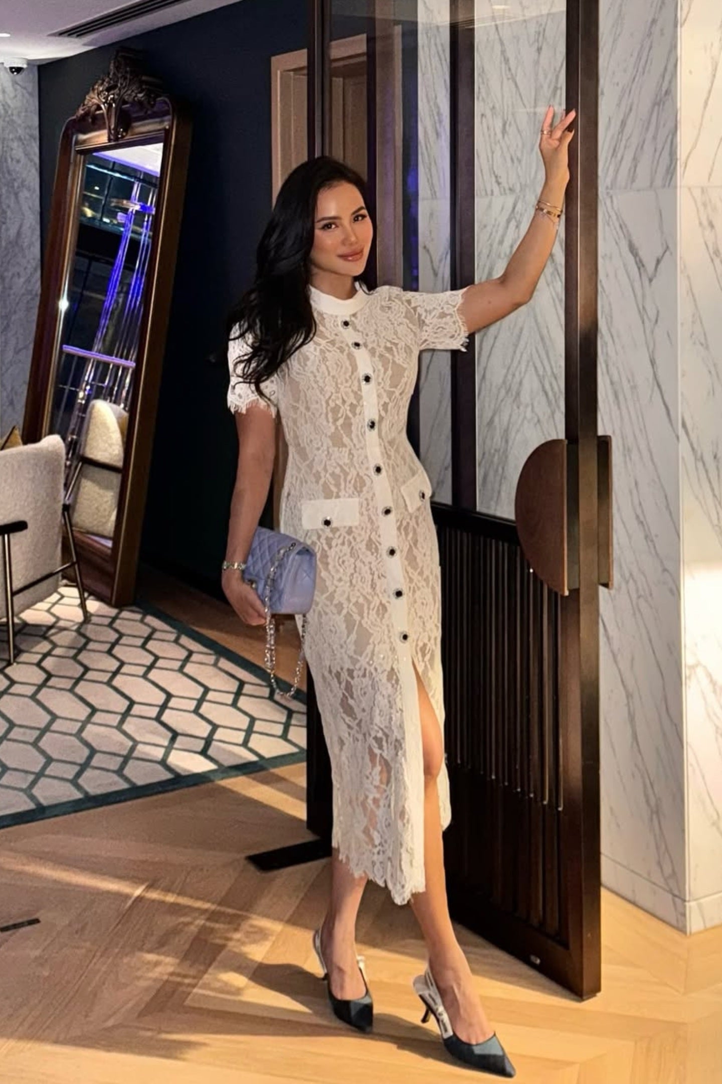 Elegante Abito Corto in Pizzo con Maniche Corte e Cintura in Vita Coordinata - Bianco