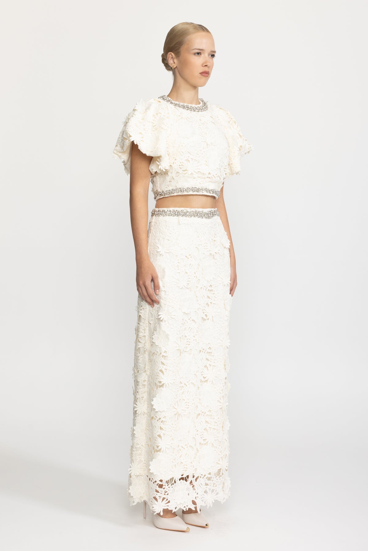 Set coordinato con crop top e gonna lunga in pizzo guipure con finiture di cristalli - Ivoire