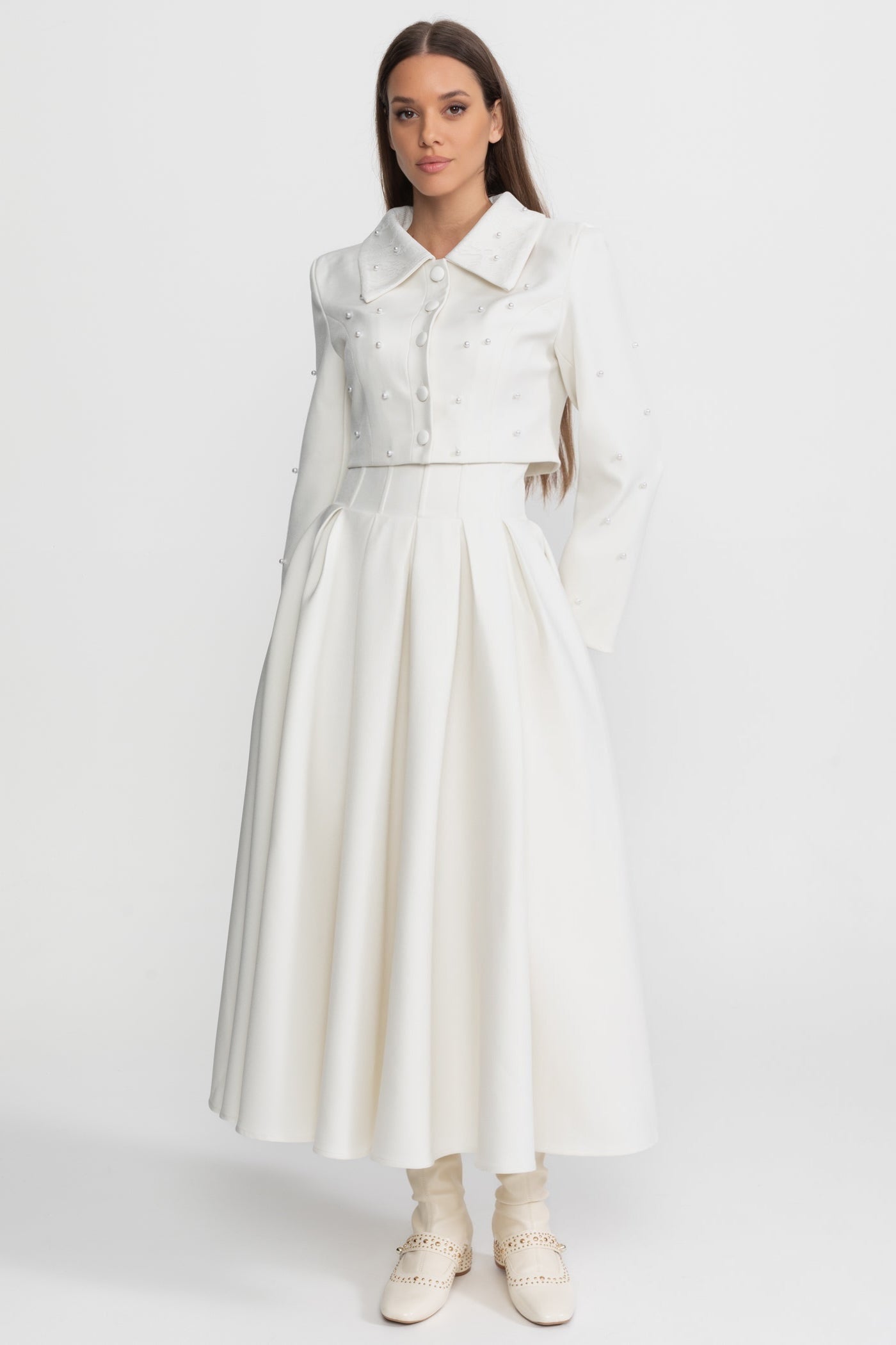 Completo coordinato con perle con giacca corta e gonna lunga – Bianco