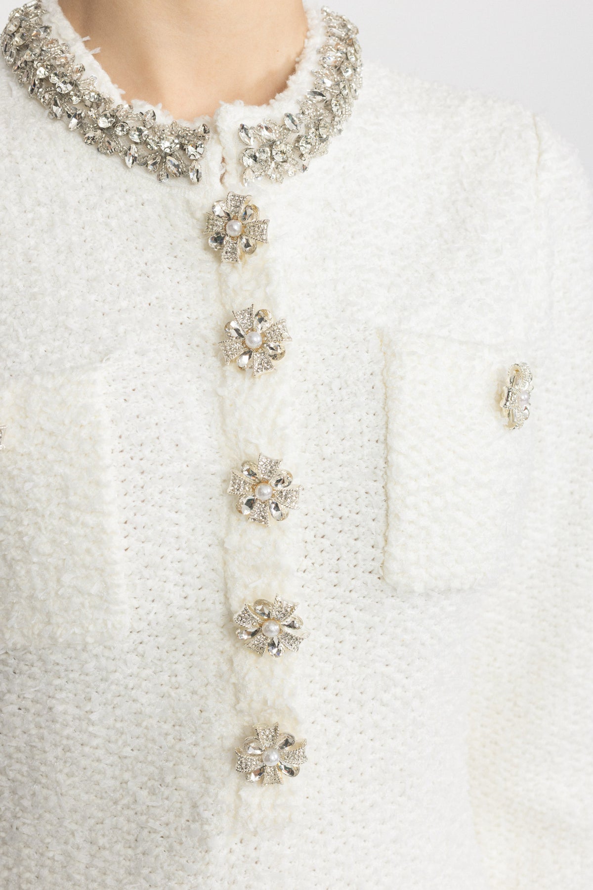 Abito mini in maglia bouclé con colletto gioiello - Bianco