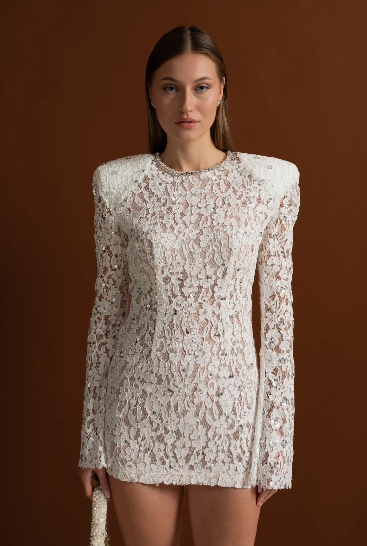 Mini abito in pizzo con paillettes e spalle strutturate – Bianco