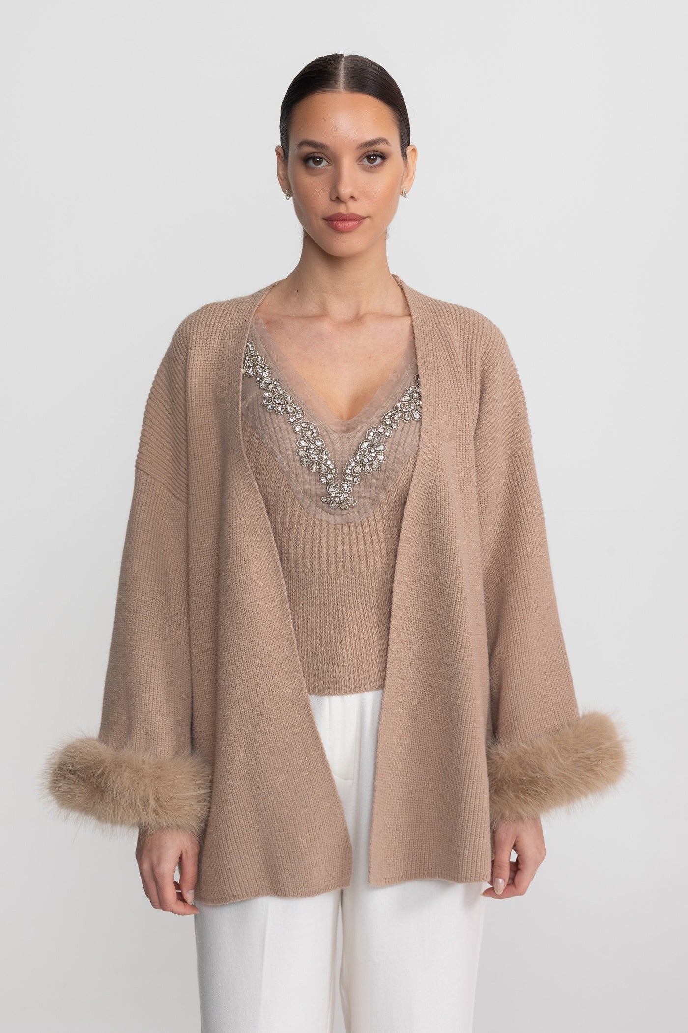 Completo in Maglia Due Pezzi con Decorazioni in Cristallo e Polsini Rifiniti - Beige