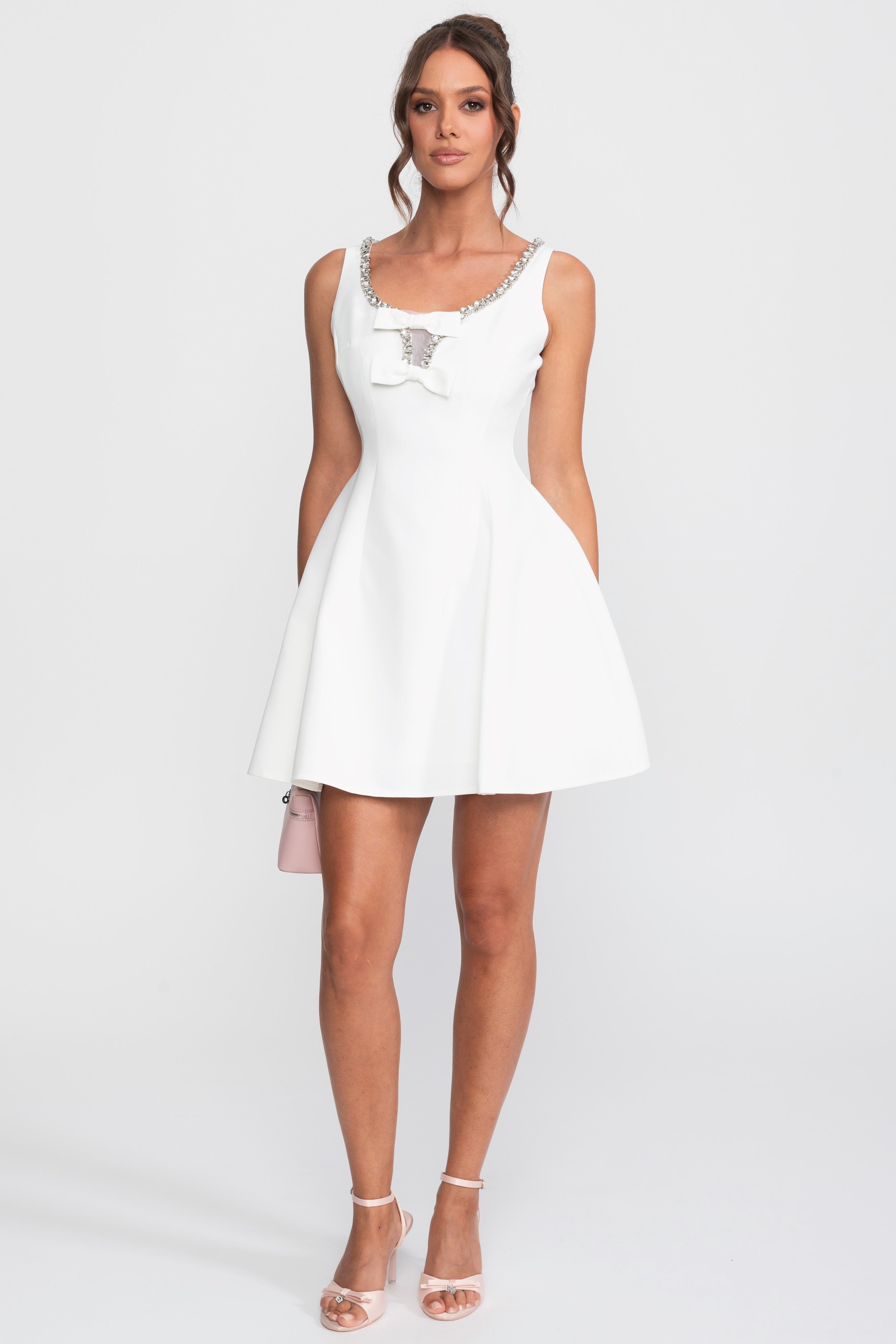 Mini abito fit-and-flare con finiture in cristallo e fiocchi sul busto - Bianco