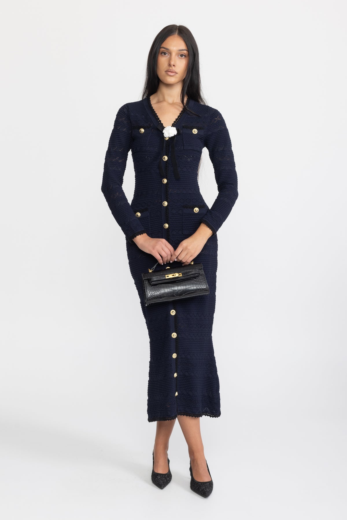 Abito midi in maglia con bordi all'uncinetto, bottoni e spilla a fiore - Navy