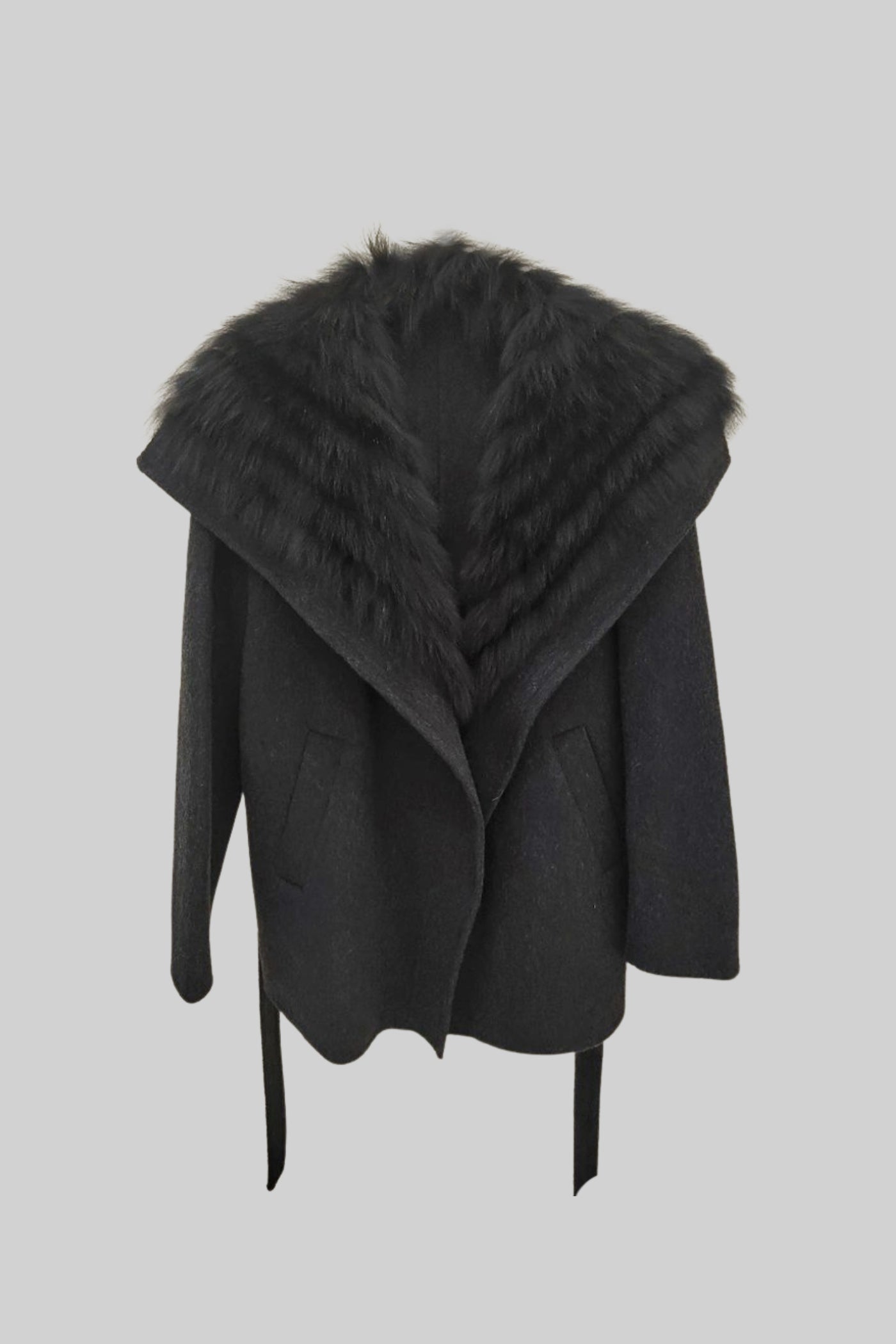 Cappotto in lana con ampio colletto in pelliccia e cintura - Nero
