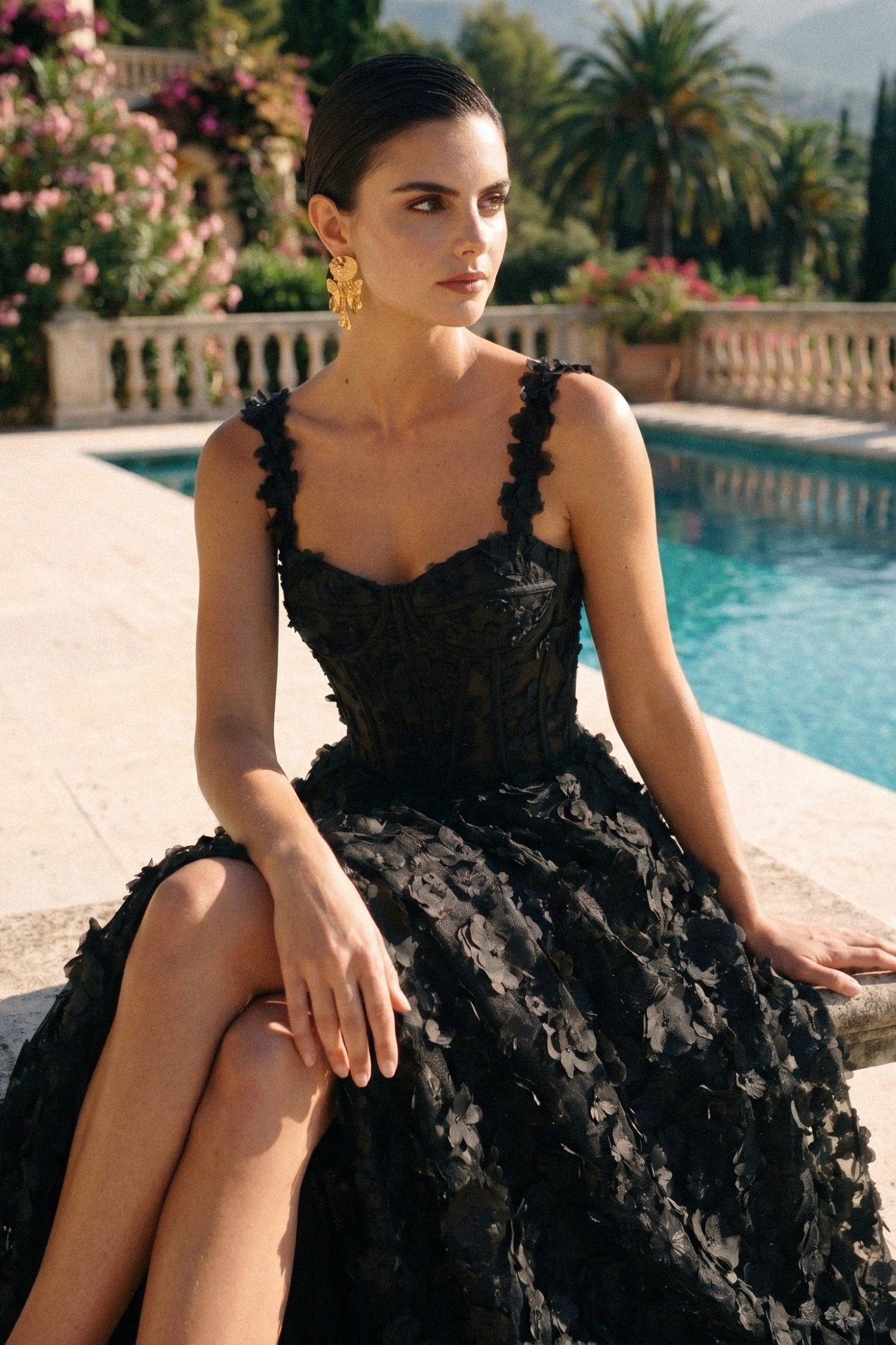 Abito Maxi con Applicazioni Floreali e Corpino Bustier - Nero