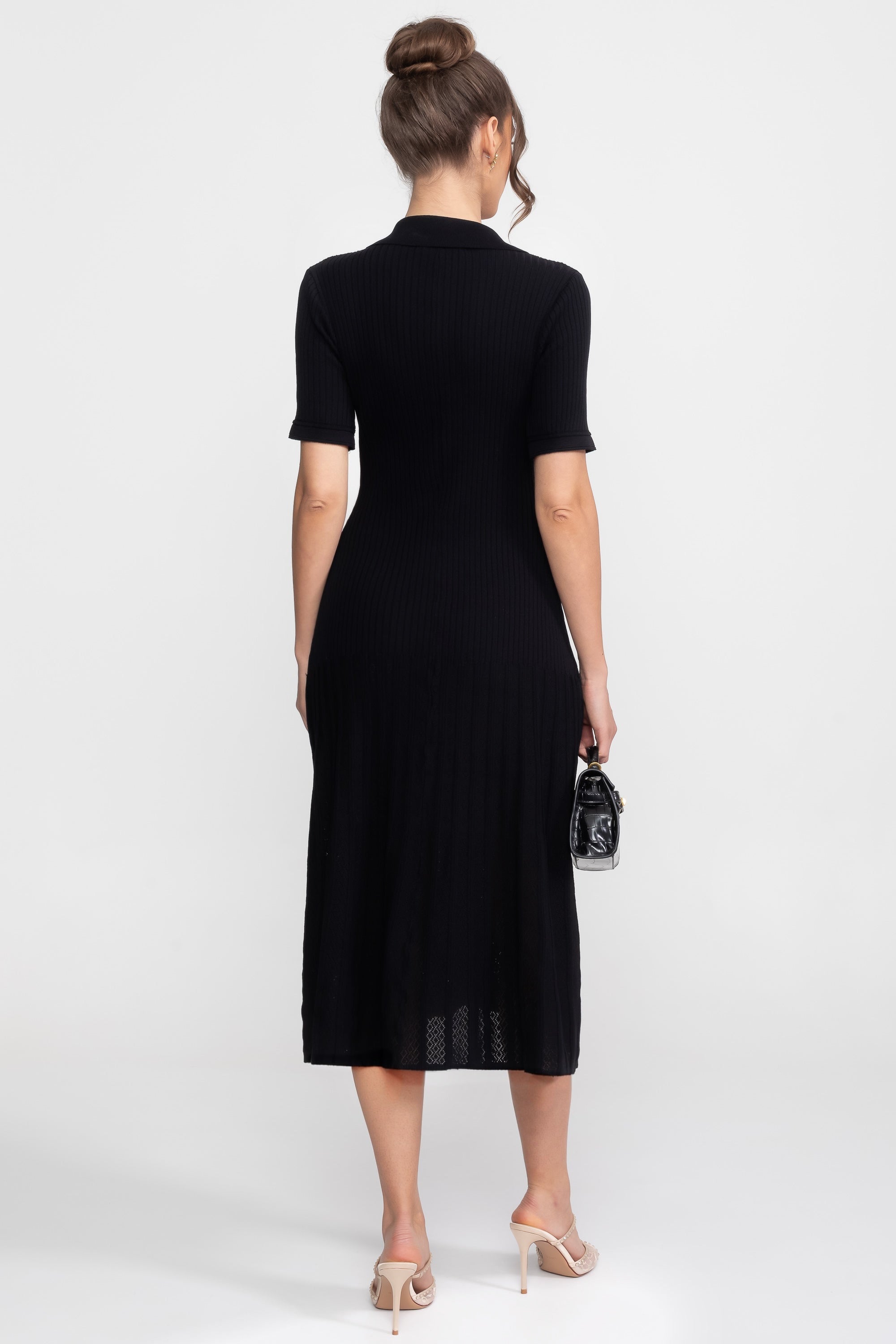 Abito midi in maglia a coste con colletto Peter Pan e gonna plissettata - Nero