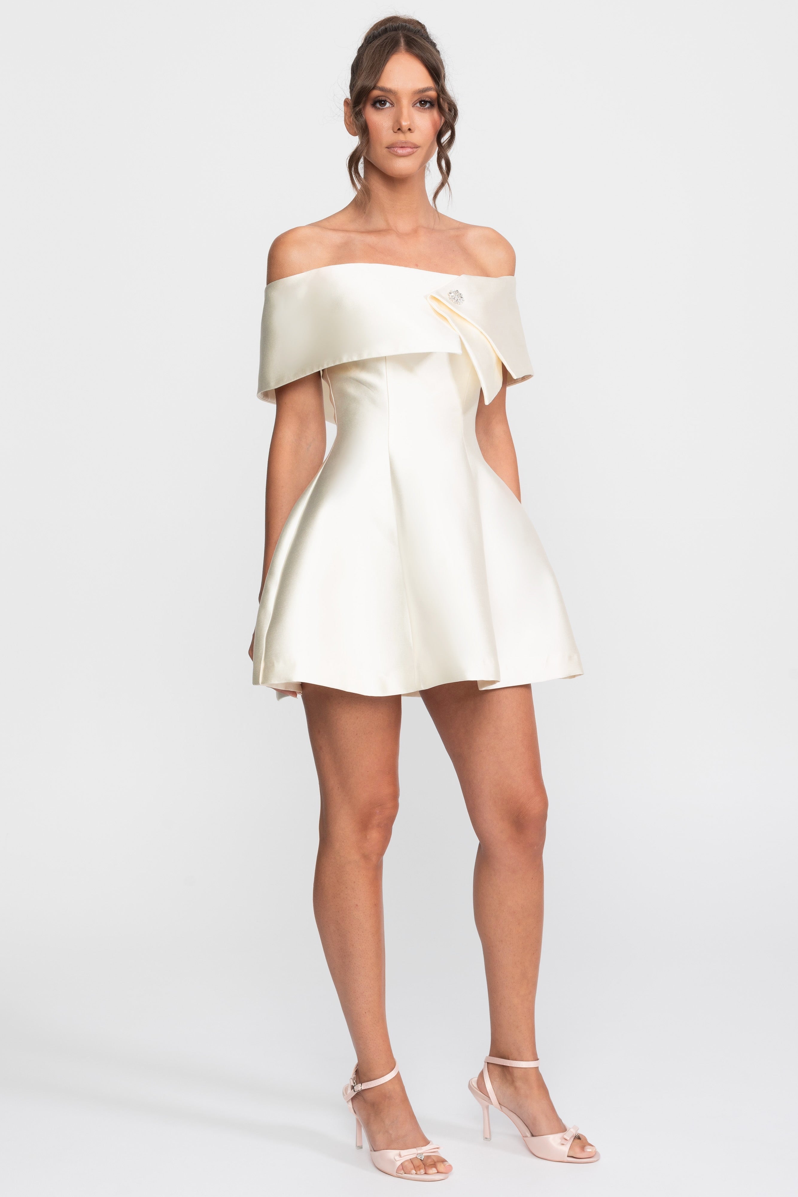 Abito Mini Fit-and-Flare con Spalle Scoperte e Spilla con Cristalli - Ivoire