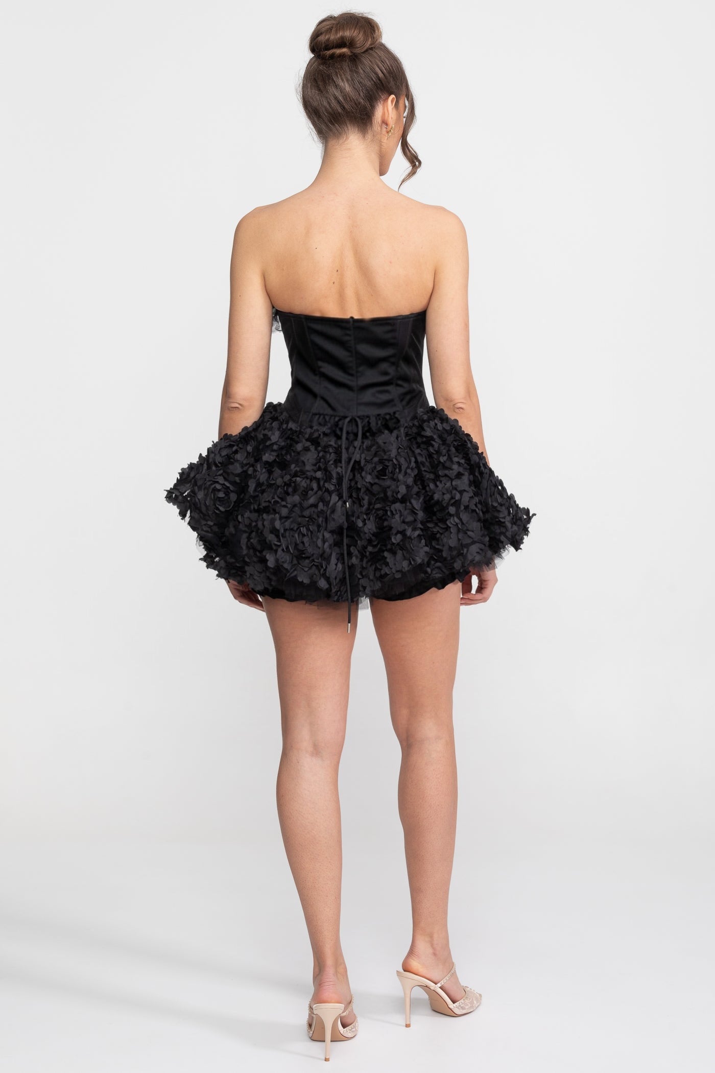 Mini abito corsetto senza spalline con gonna in appliqué di rose 3D - Nero