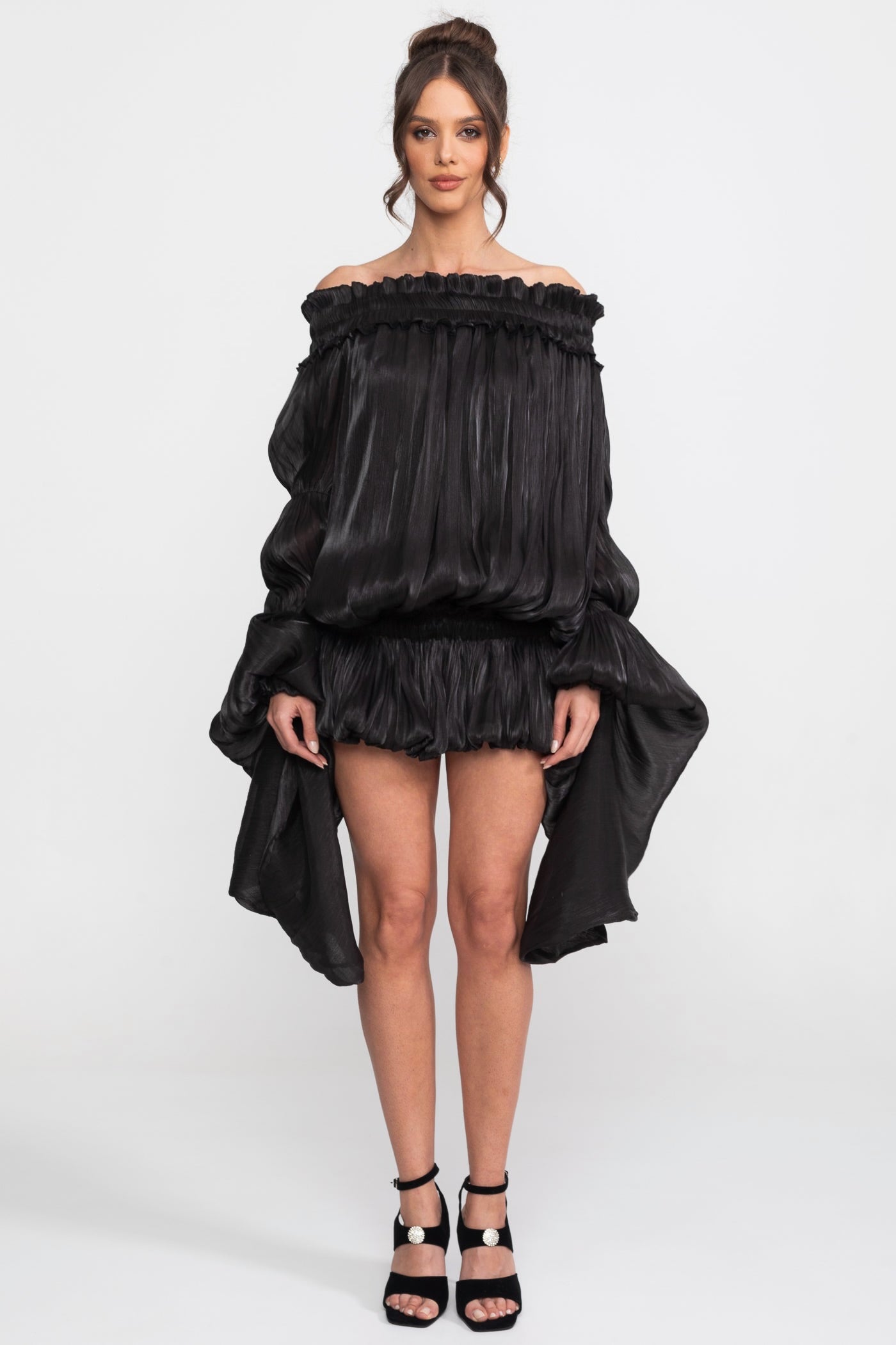 Abito Mini con Volant Off-Shoulder e Maniche Drappeggiate - Nero
