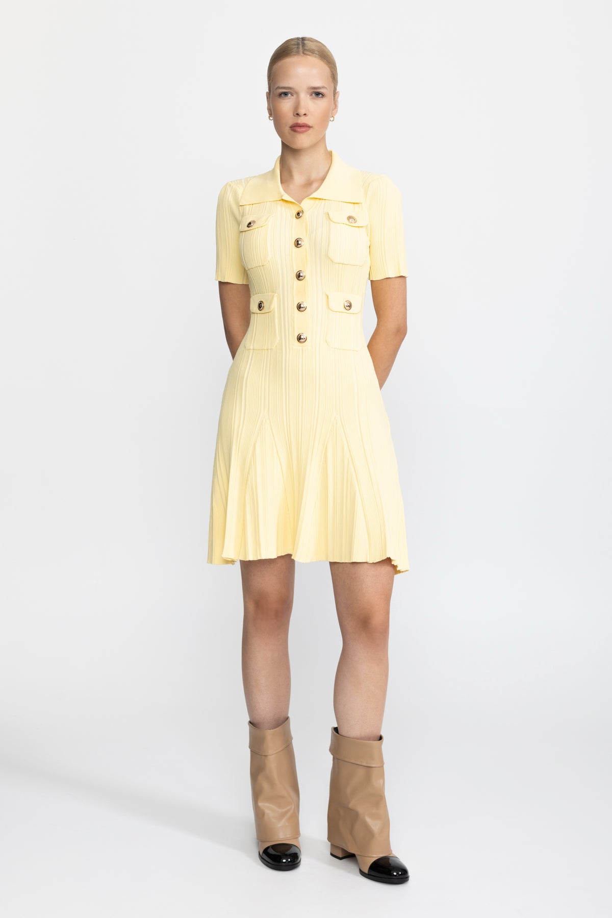 Mini abito in maglia a coste con colletto polo e bottoni dorati - Giallo